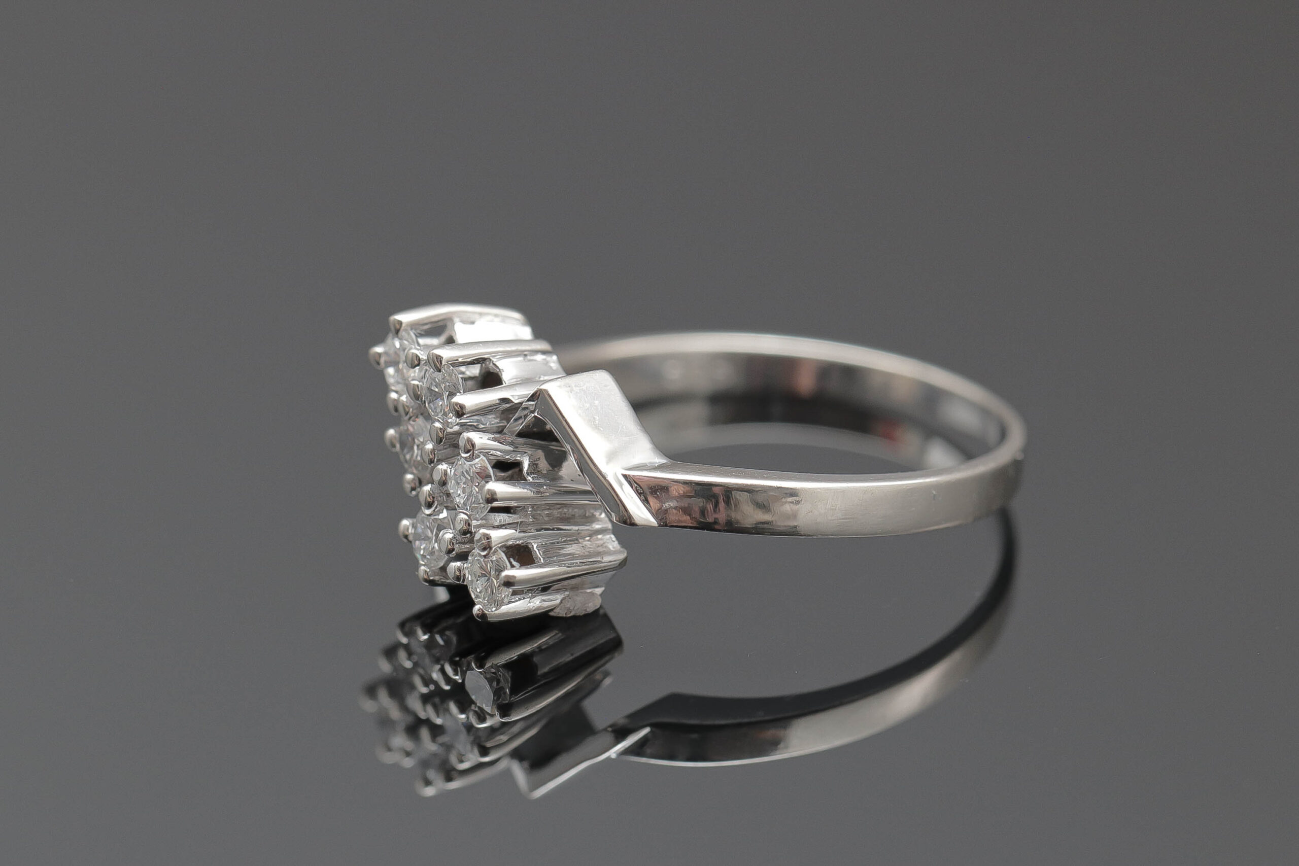 Dame ring med diamanter i 14 karat hvidguld