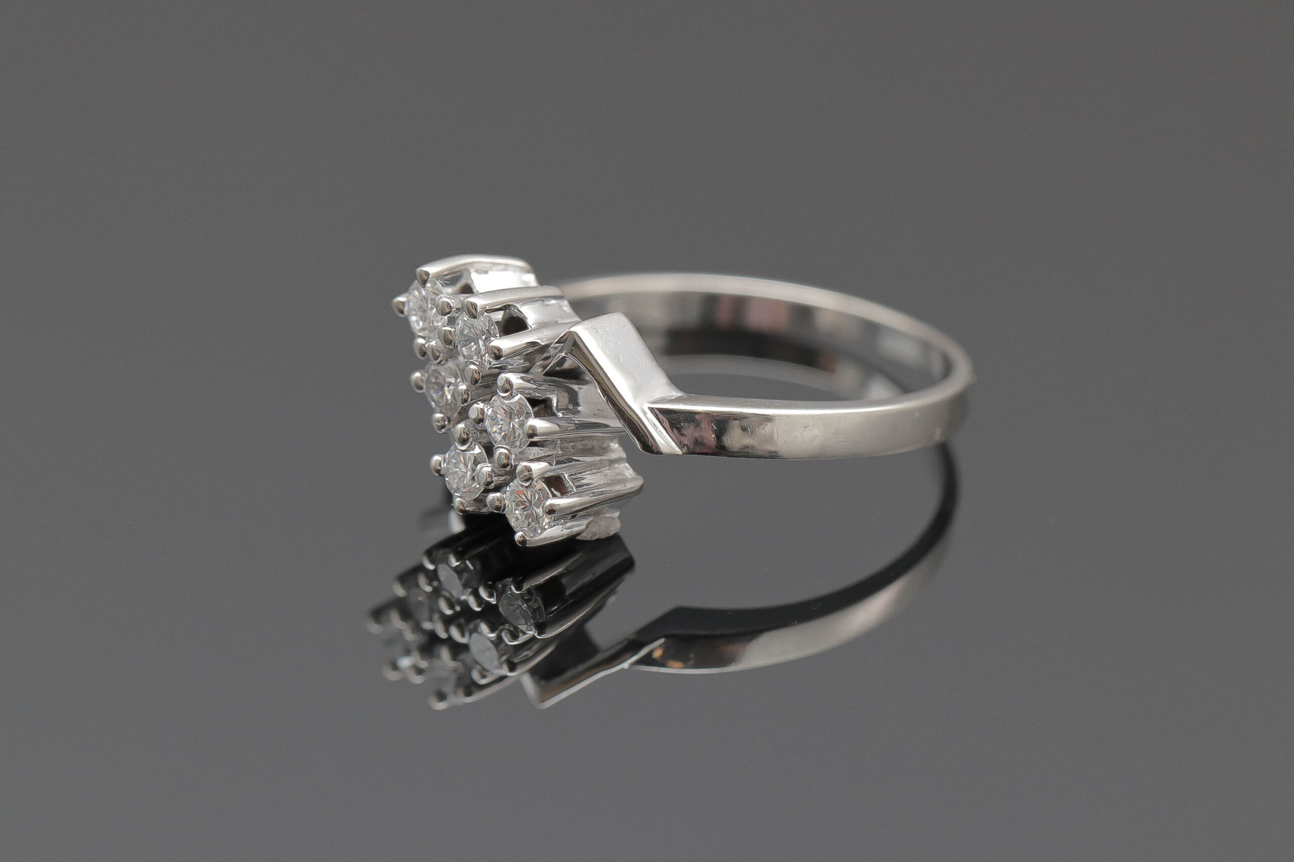 Dame ring med diamanter i 14 karat hvidguld