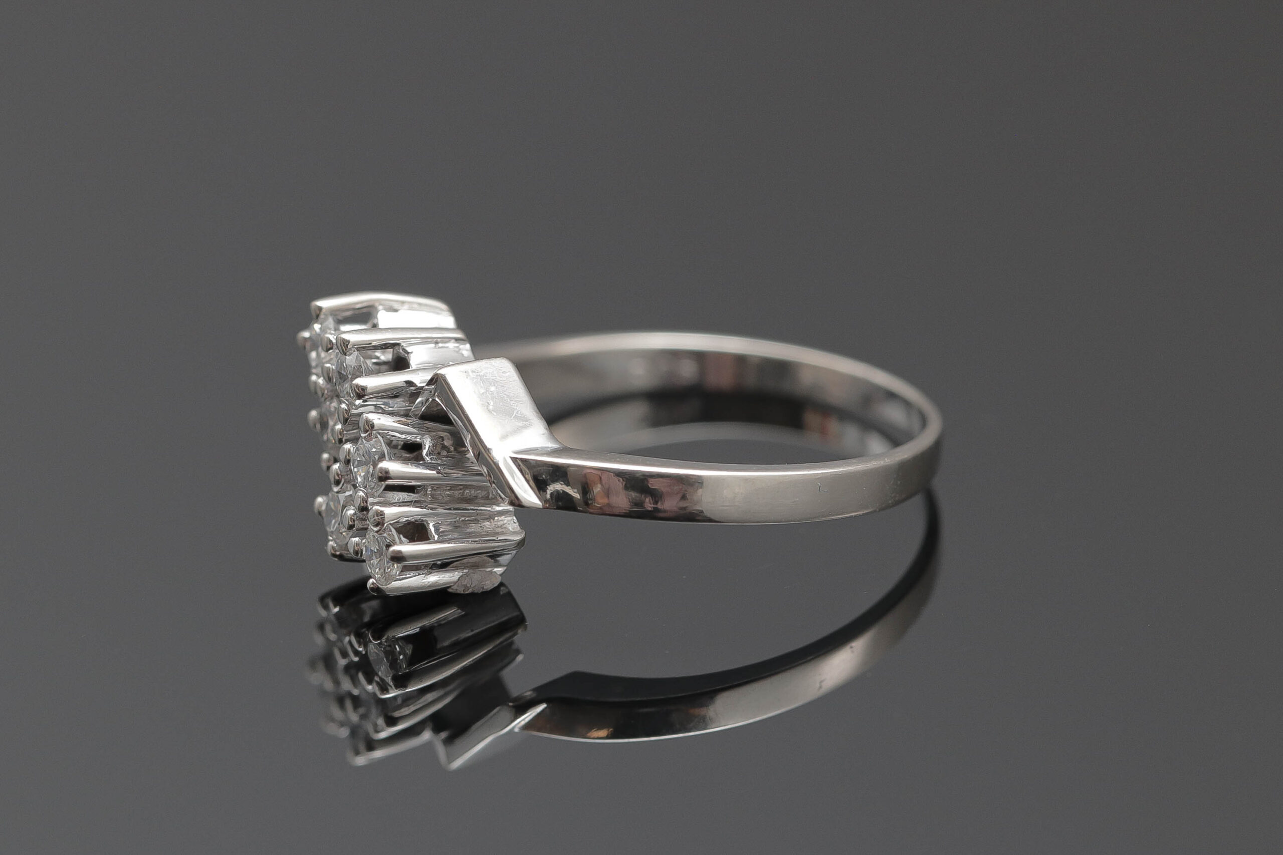 Dame ring med diamanter i 14 karat hvidguld