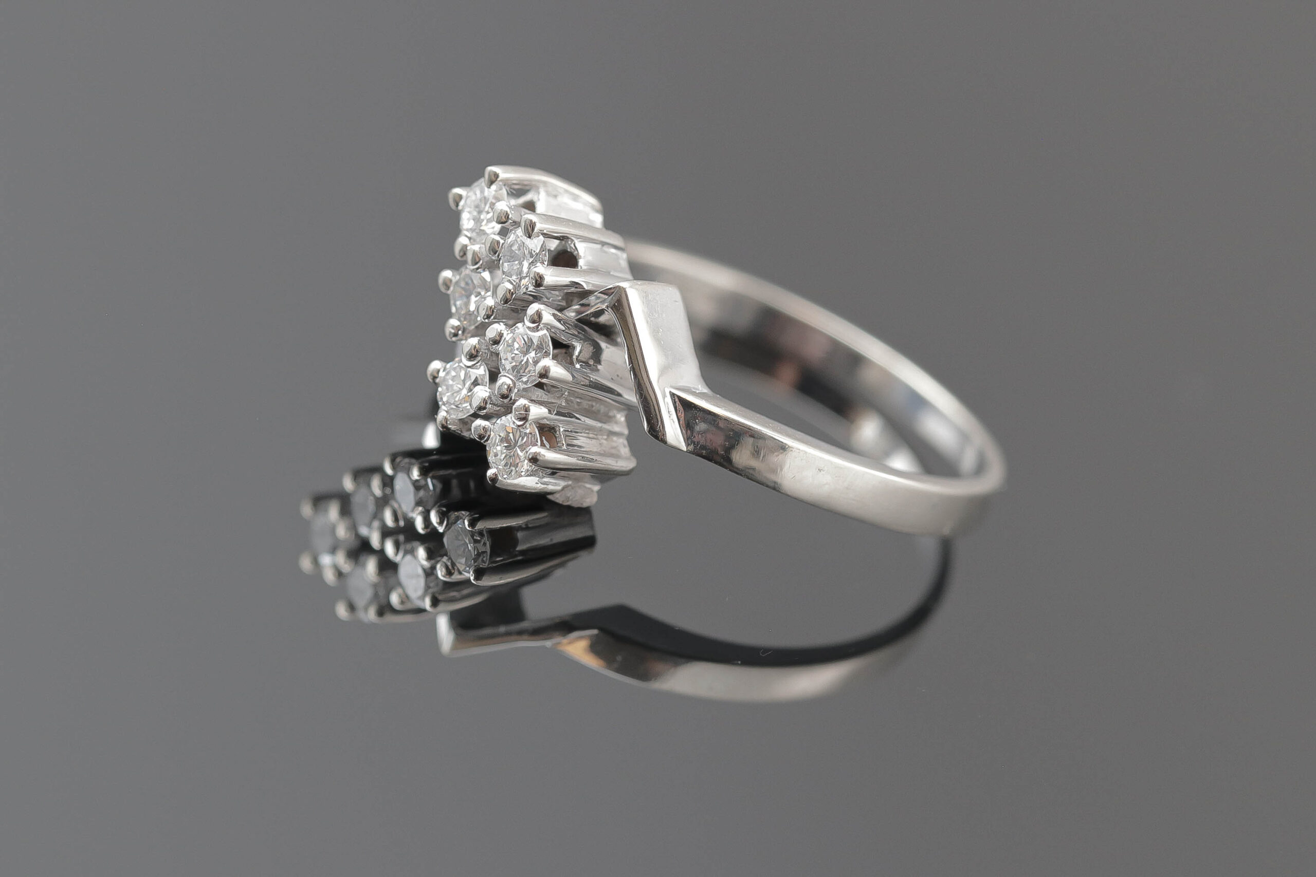 Dame ring med diamanter i 14 karat hvidguld