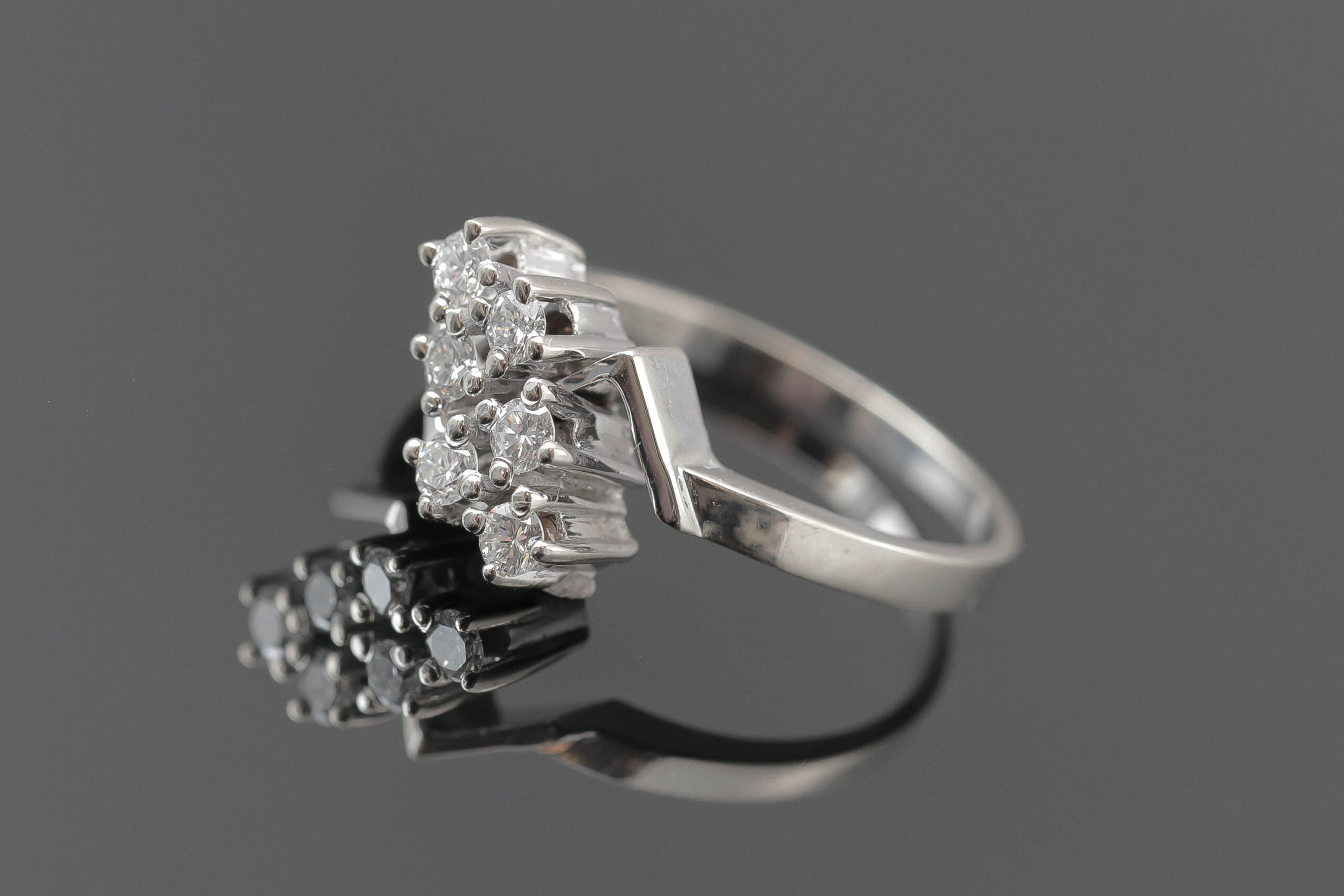 Dame ring med diamanter i 14 karat hvidguld