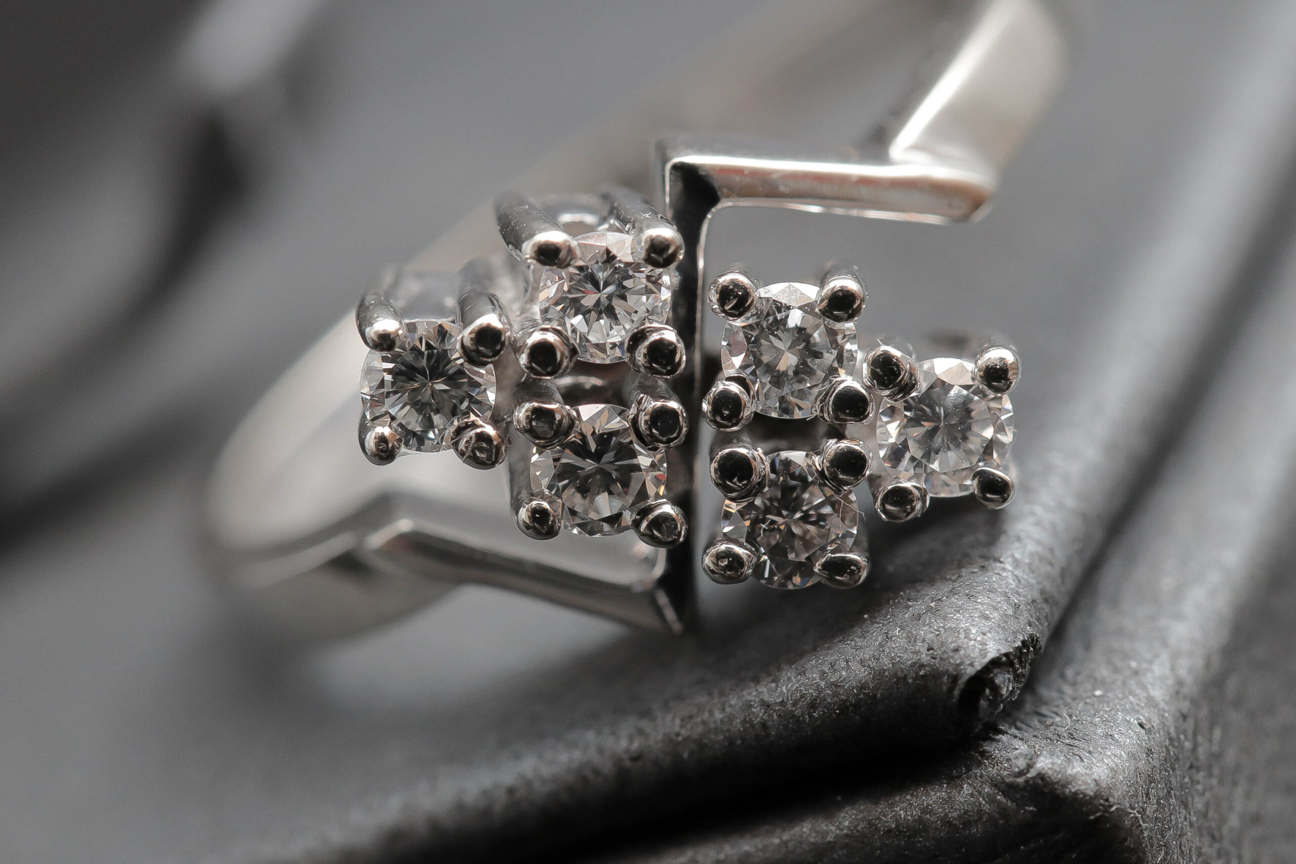 Dame ring med diamanter i 14 karat hvidguld