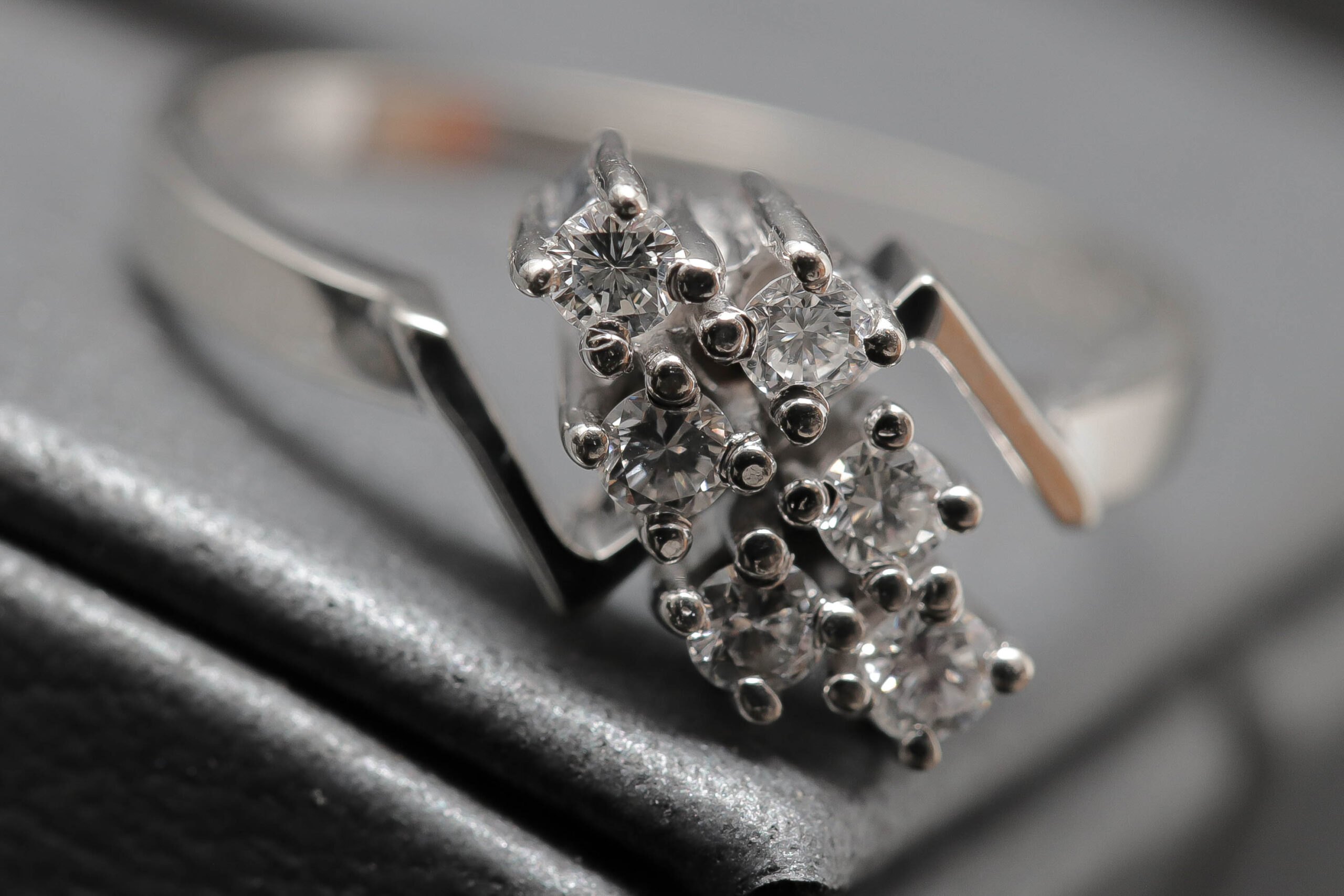 Dame ring med diamanter i 14 karat hvidguld