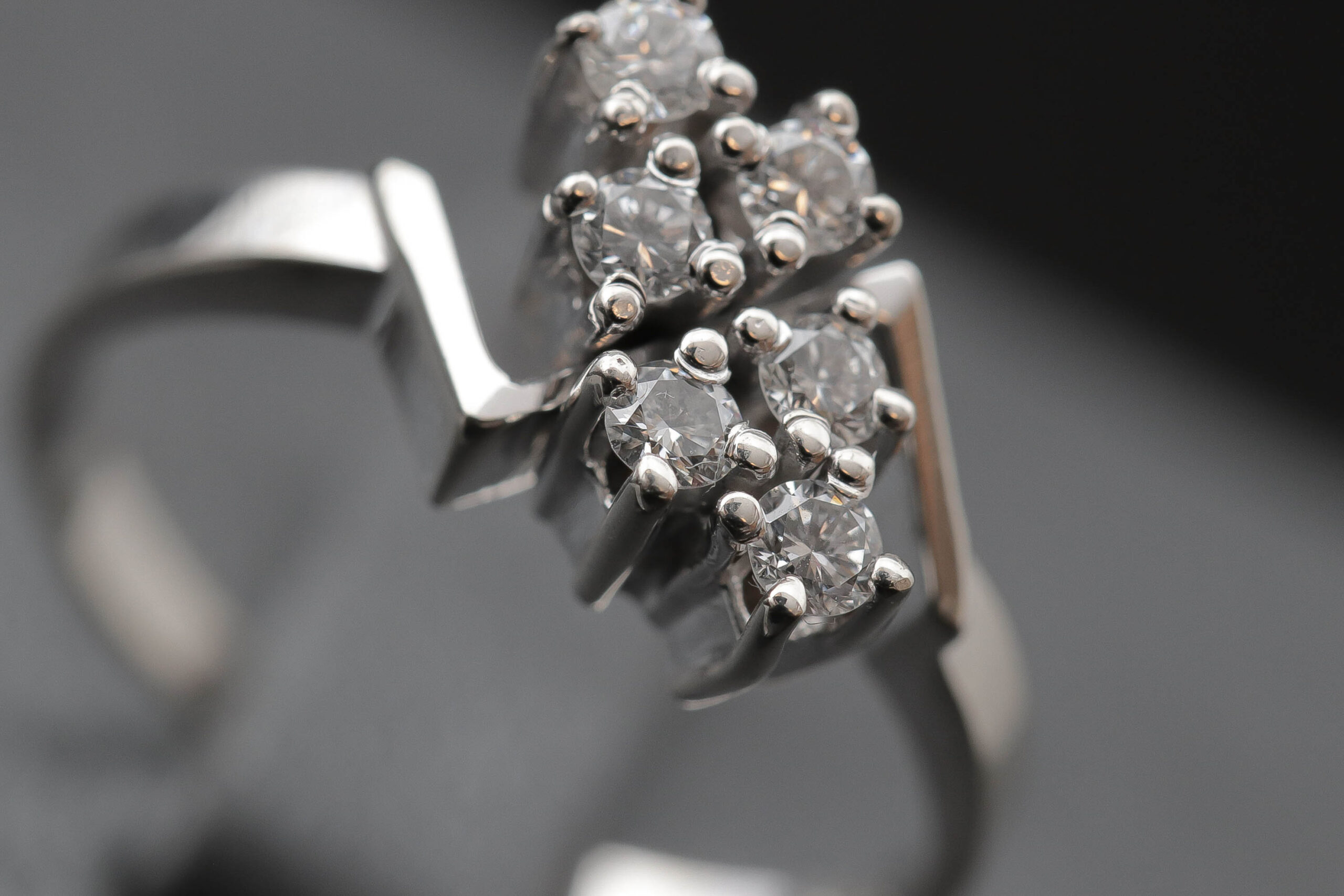 Dame ring med diamanter i 14 karat hvidguld