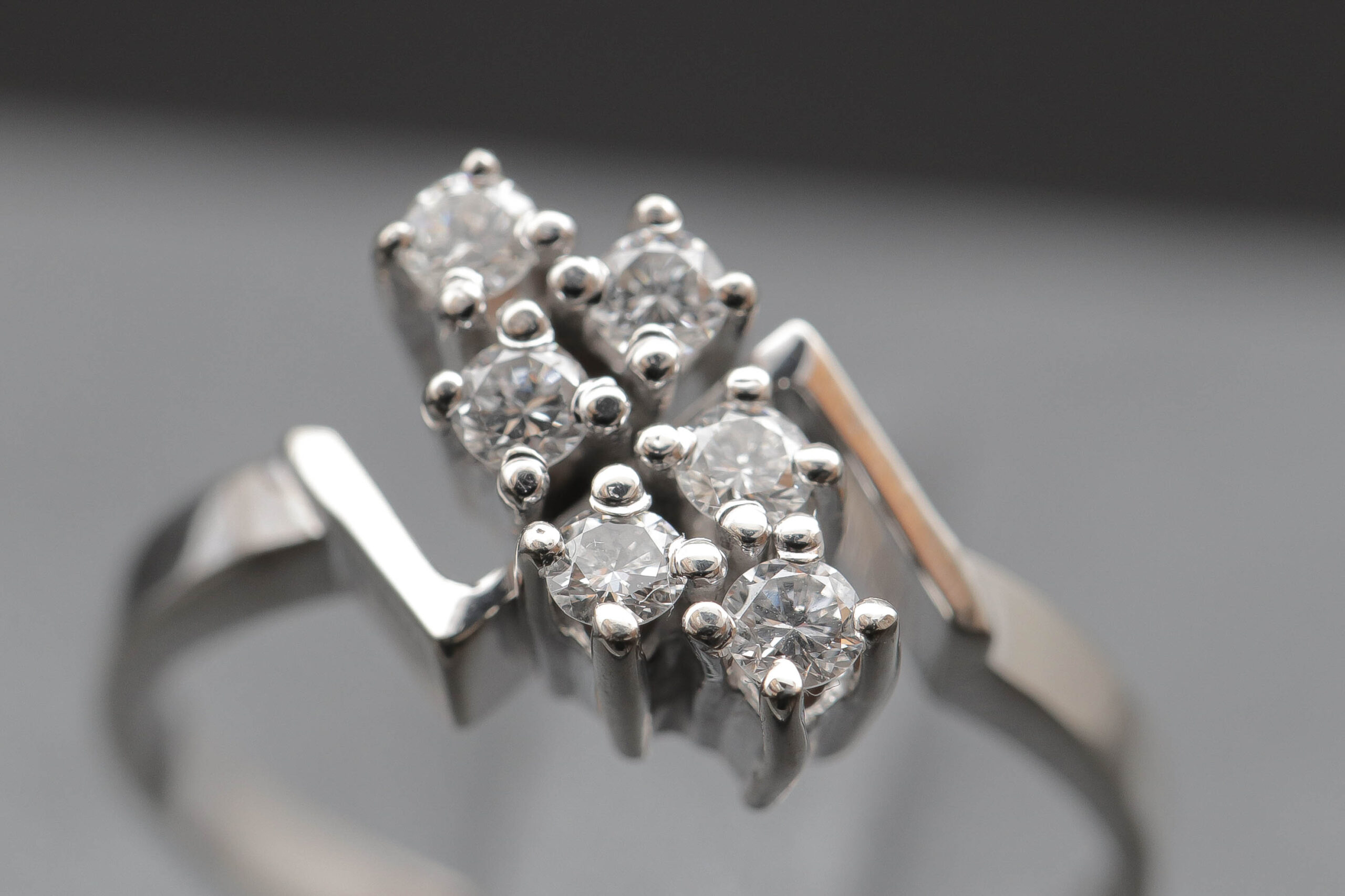 Dame ring med diamanter i 14 karat hvidguld