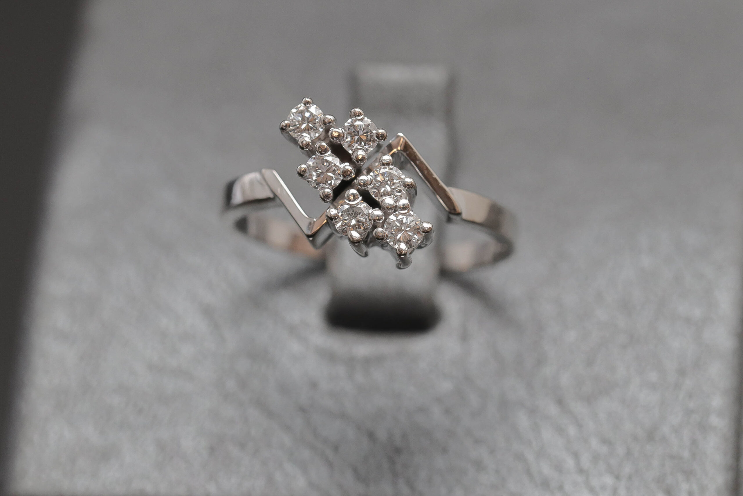 Dame ring med diamanter i 14 karat hvidguld