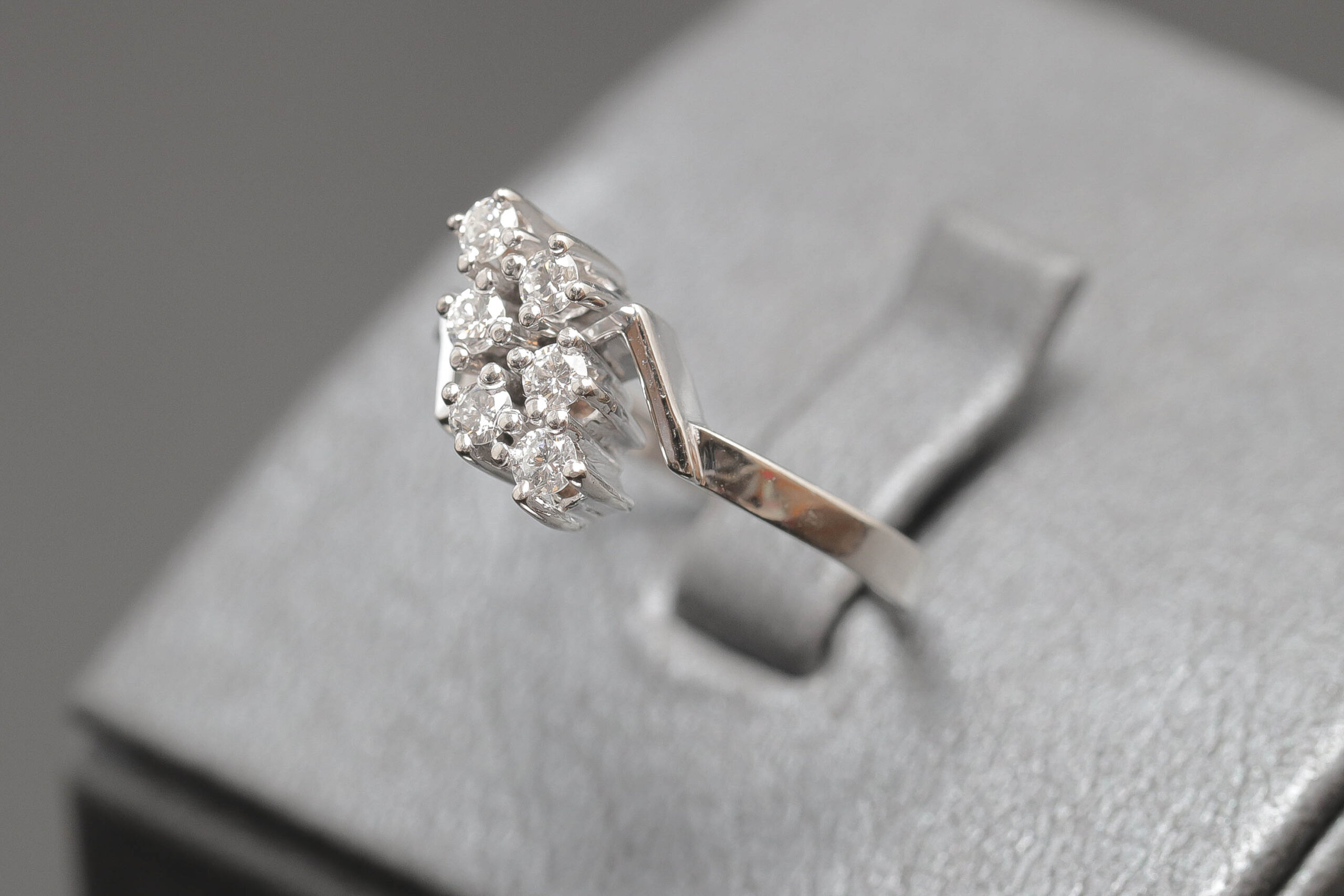 Dame ring med diamanter i 14 karat hvidguld