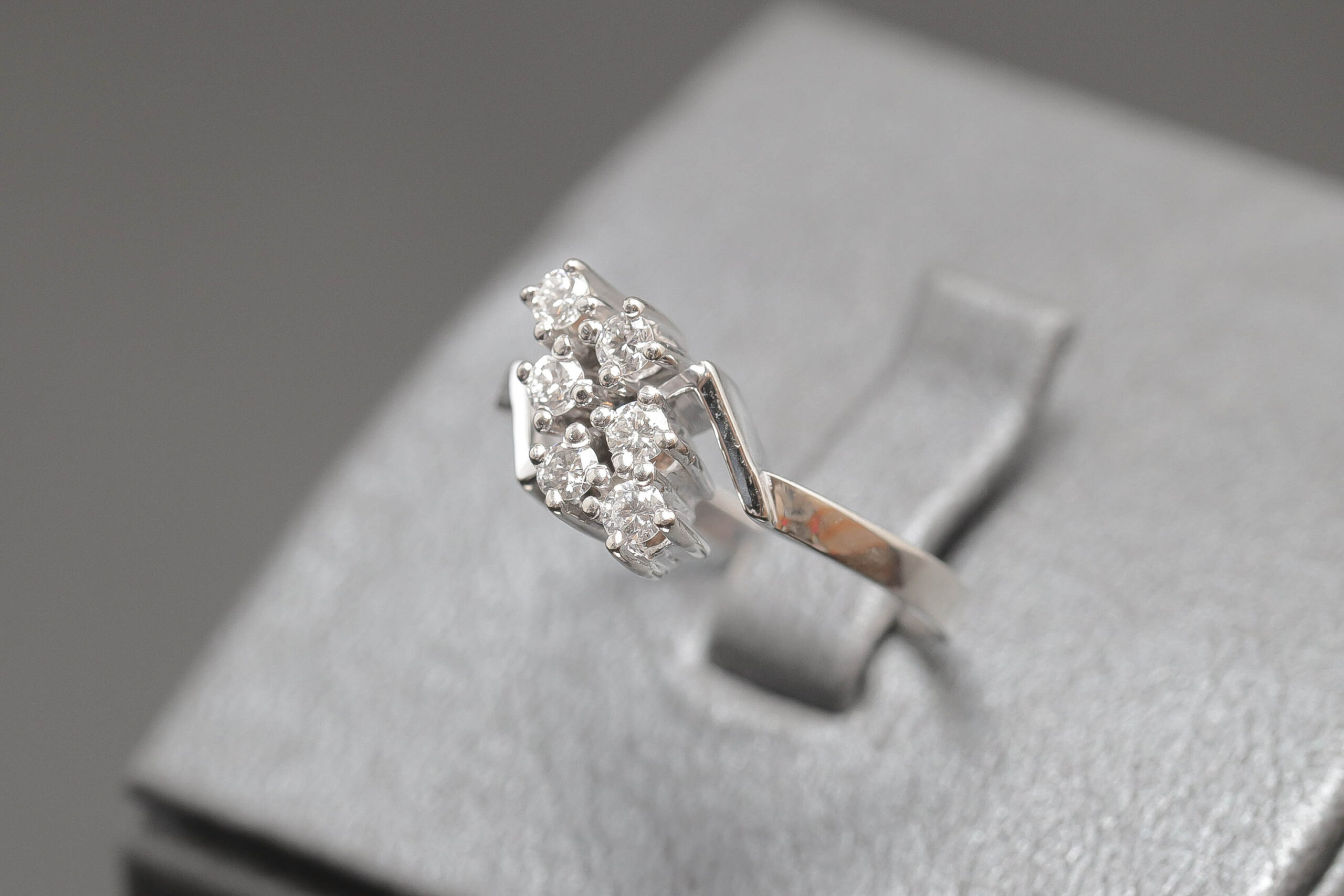 Dame ring med diamanter i 14 karat hvidguld