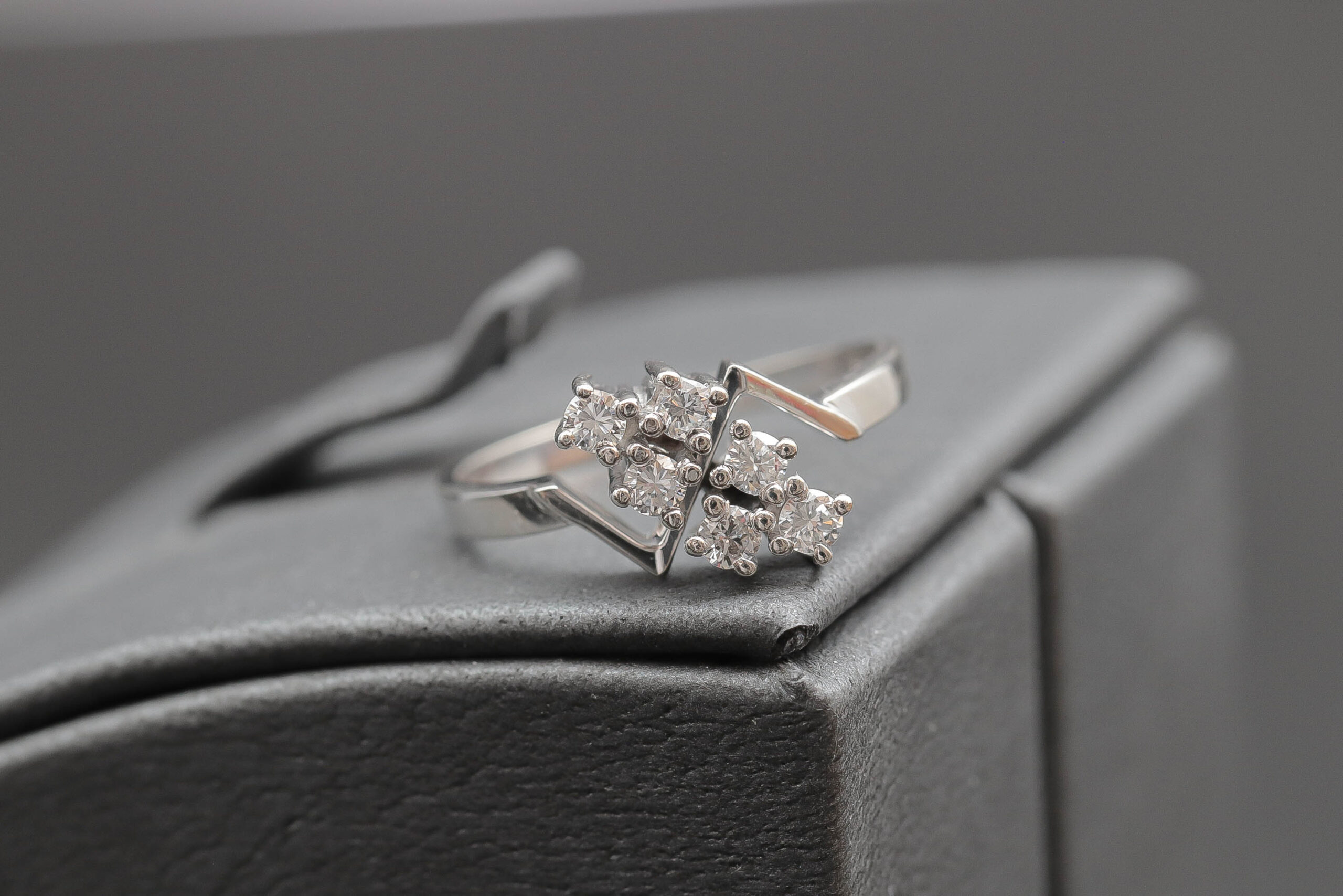 Dame ring med diamanter i 14 karat hvidguld