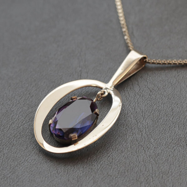 Halskæde med vedhæng med lilla sten i 14 karat guld