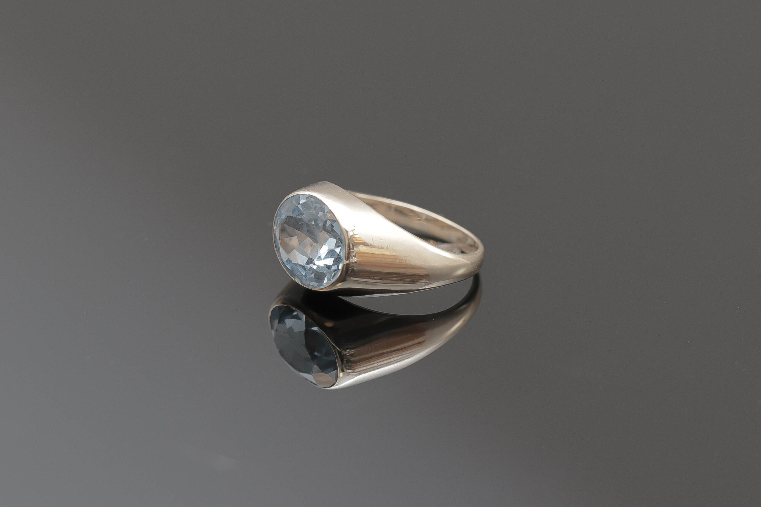 Ring med lyseblå sten i 14 karat guld