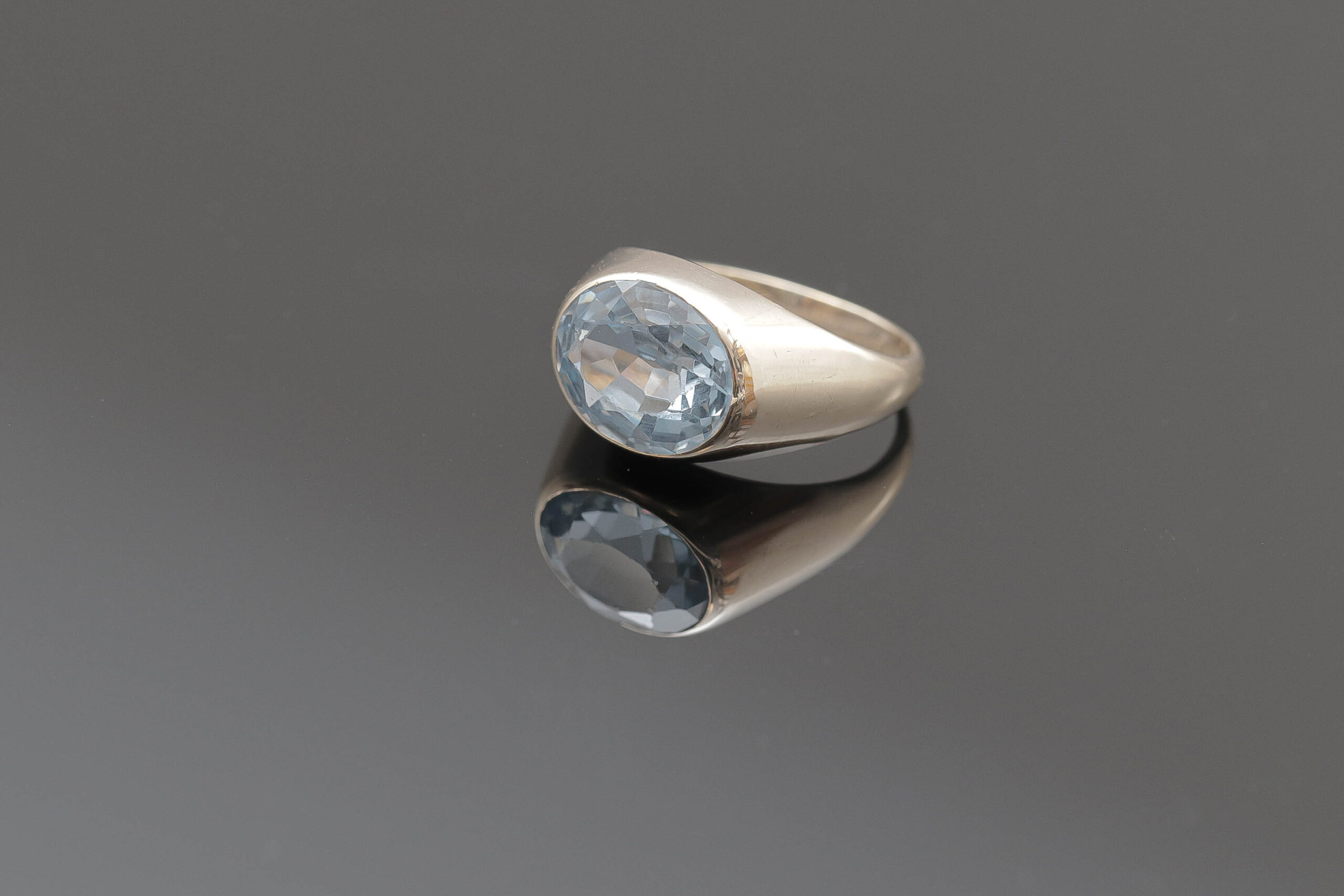 Ring med lyseblå sten i 14 karat guld