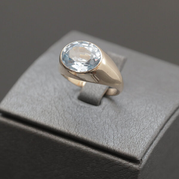 Ring med lyseblå sten i 14 karat guld