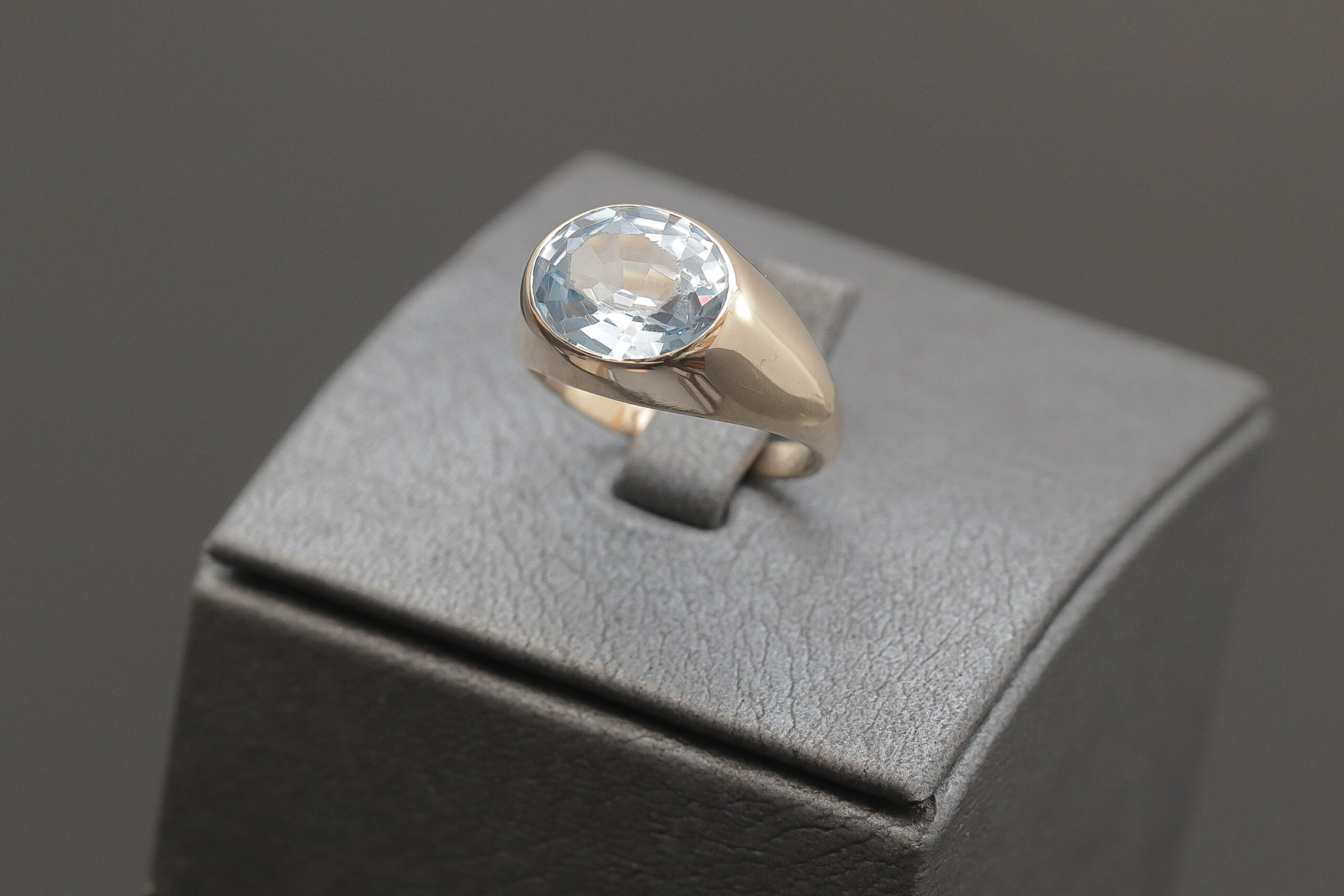 Ring med lyseblå sten i 14 karat guld