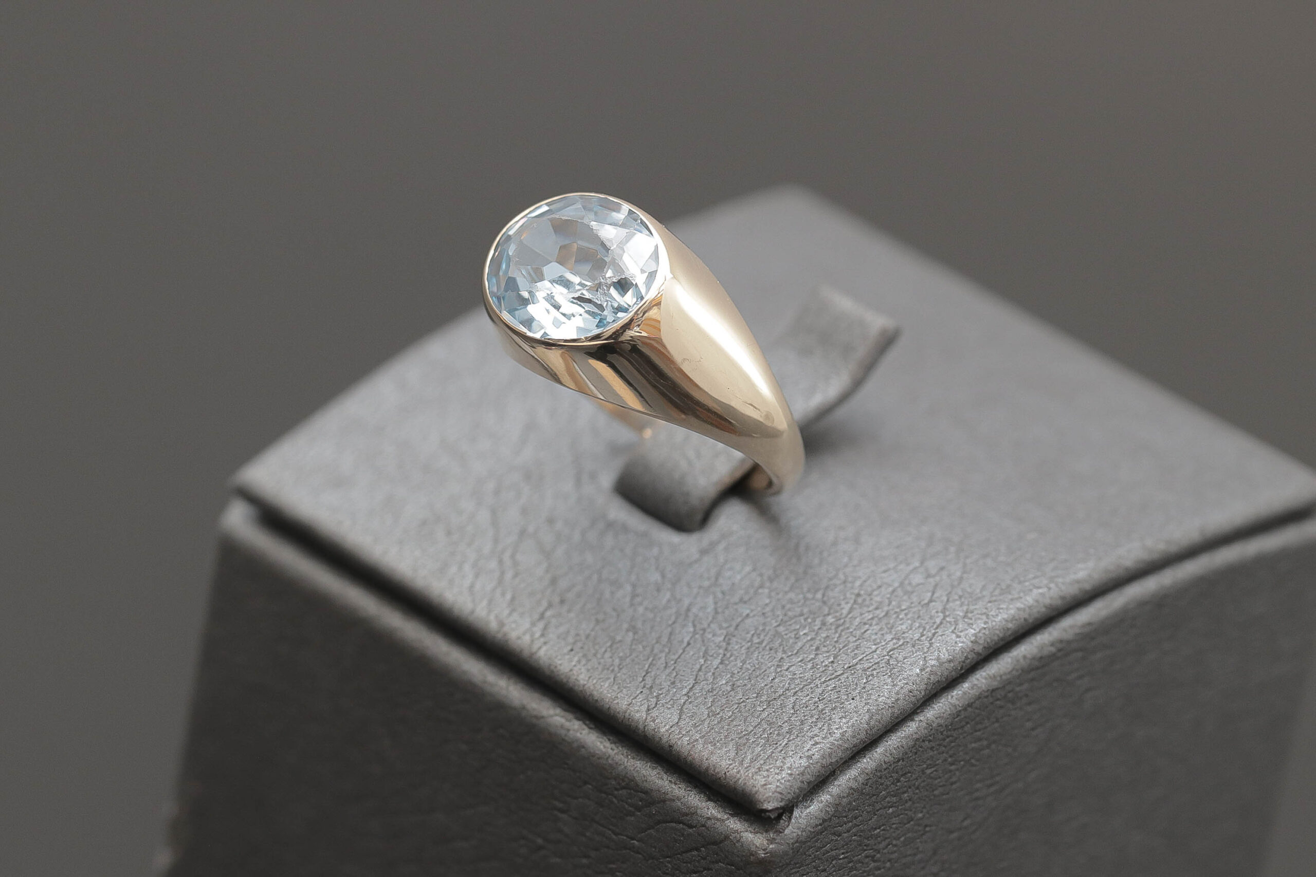 Ring med lyseblå sten i 14 karat guld