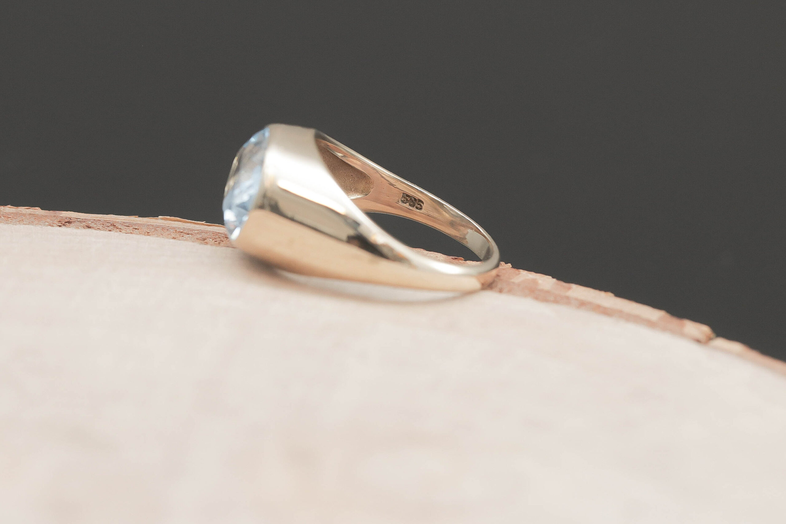 Ring med lyseblå sten i 14 karat guld