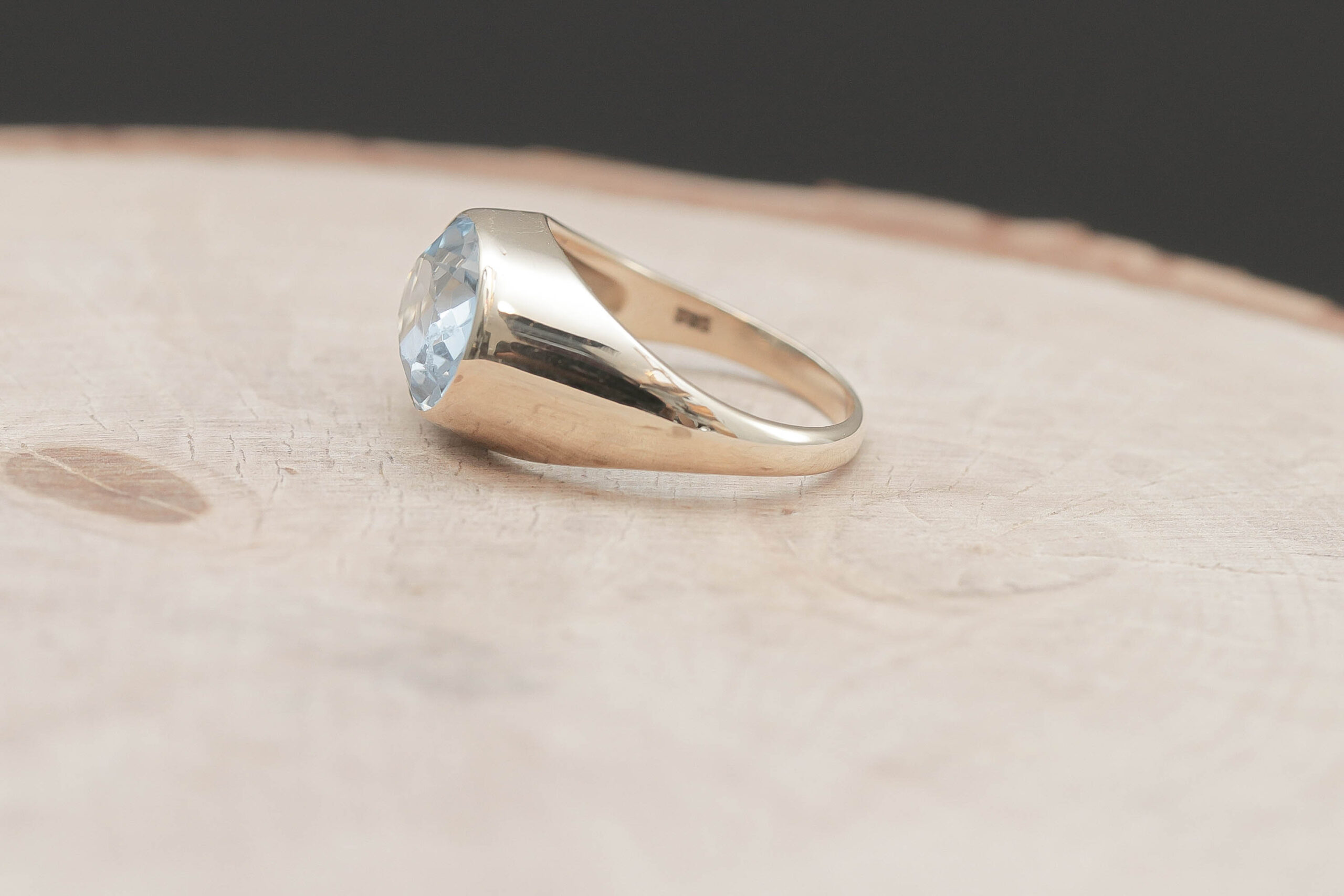 Ring med lyseblå sten i 14 karat guld