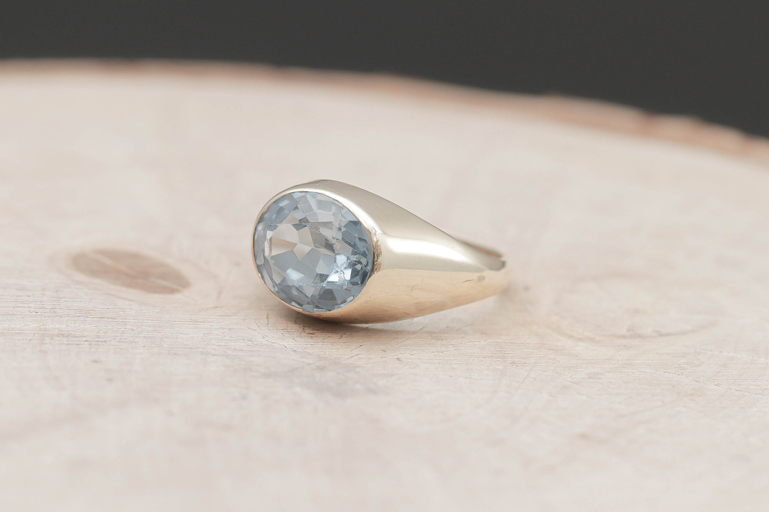 Ring med lyseblå sten i 14 karat guld