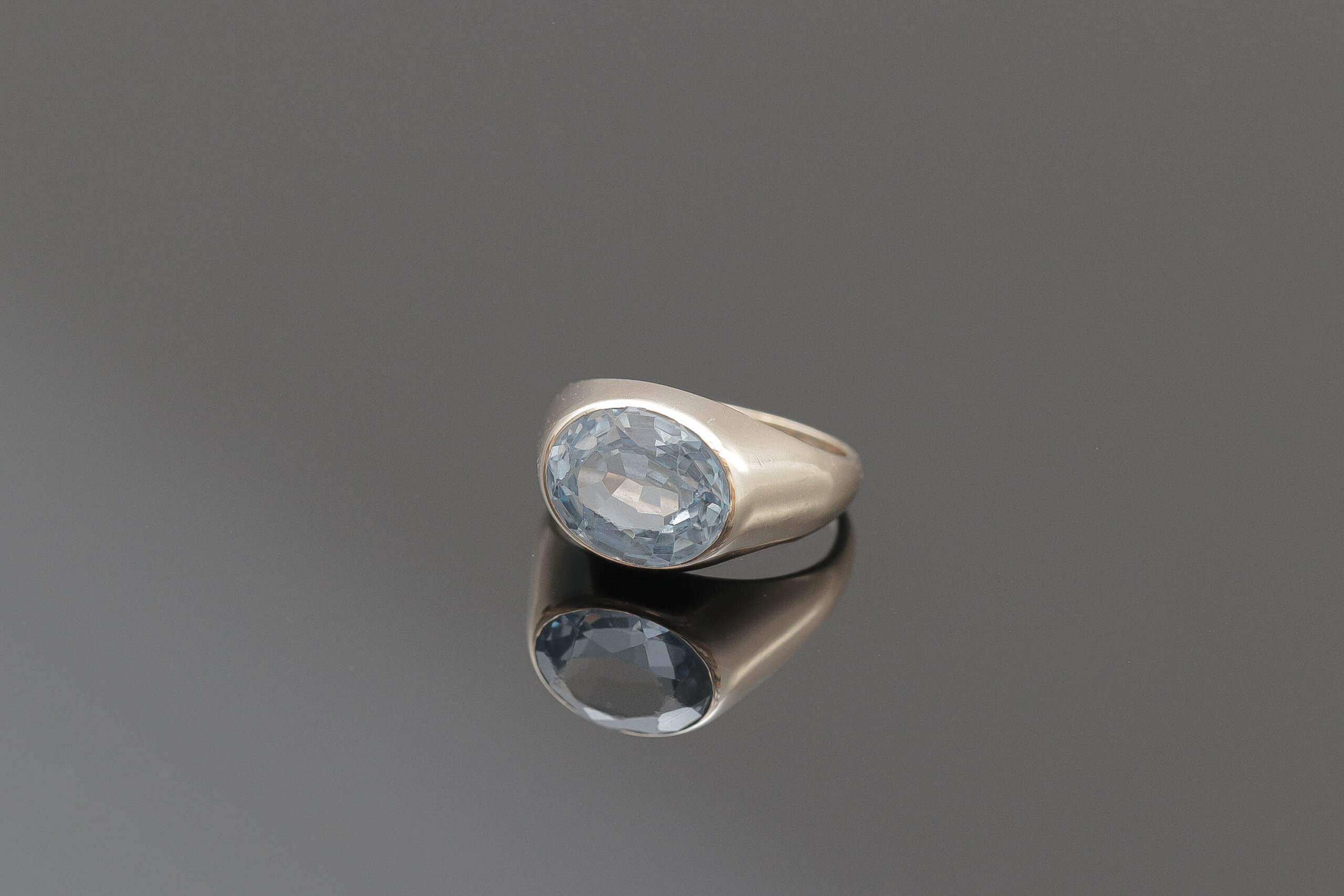 Ring med lyseblå sten i 14 karat guld