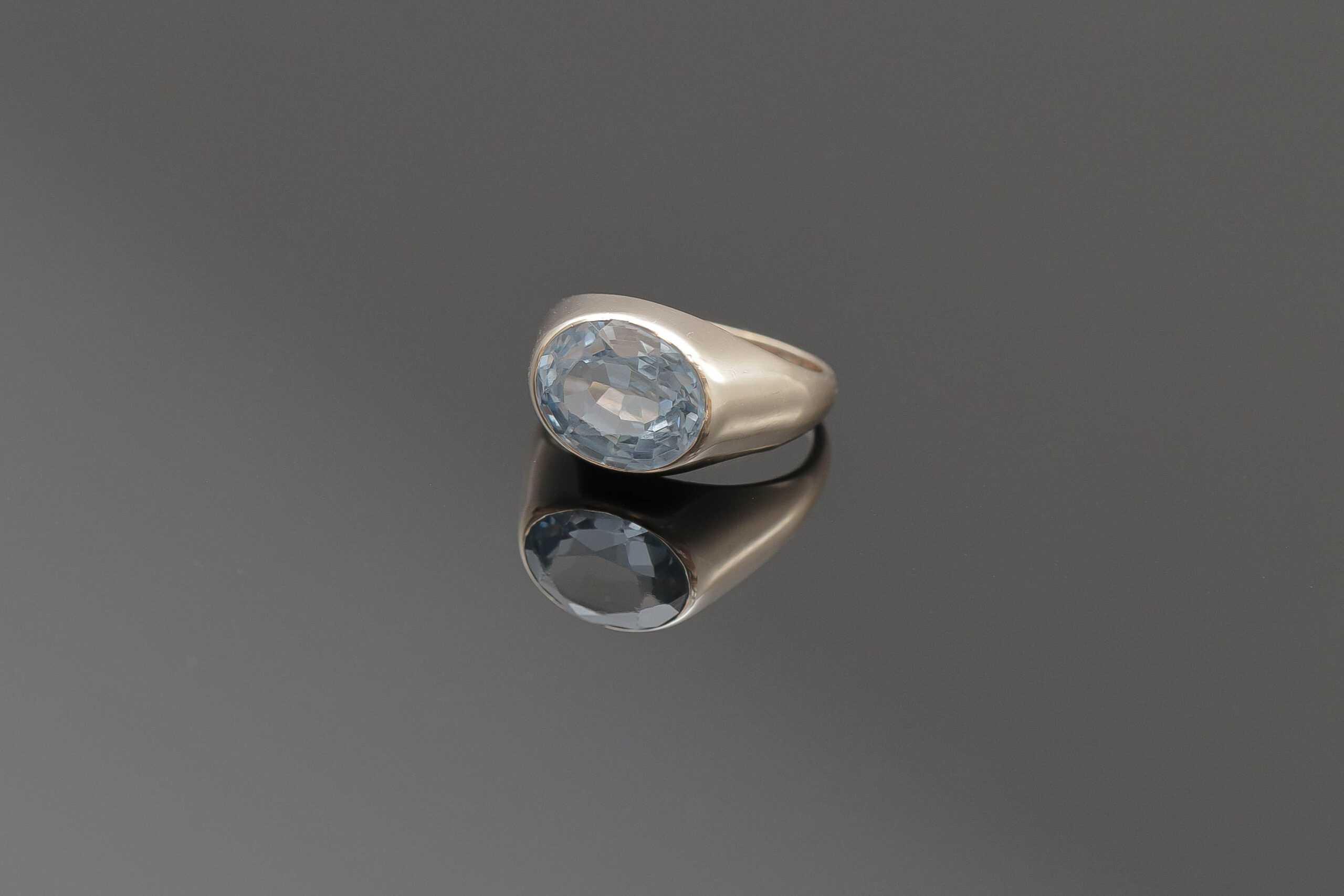 Ring med lyseblå sten i 14 karat guld