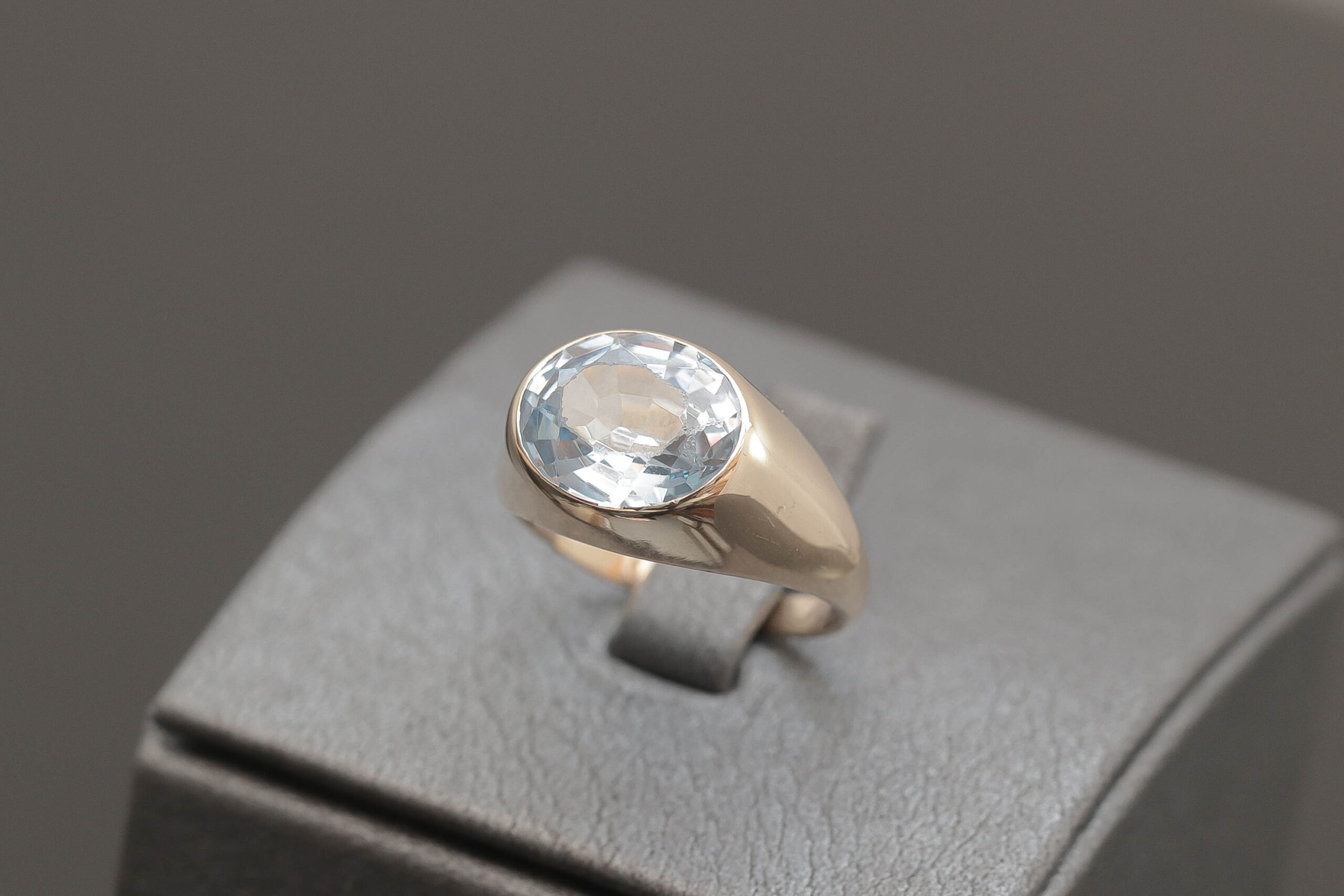 Ring med lyseblå sten i 14 karat guld