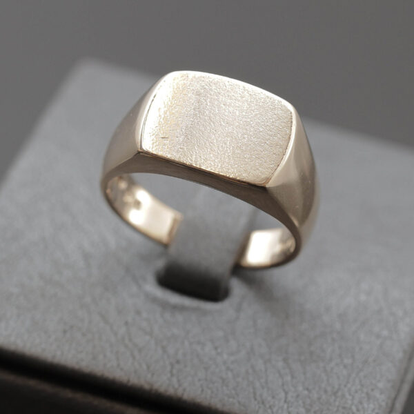 Ring med matteret overflade i 14 karat guld