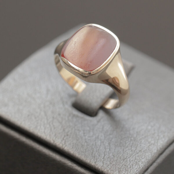 Ring med rød sten i 14 karat guld