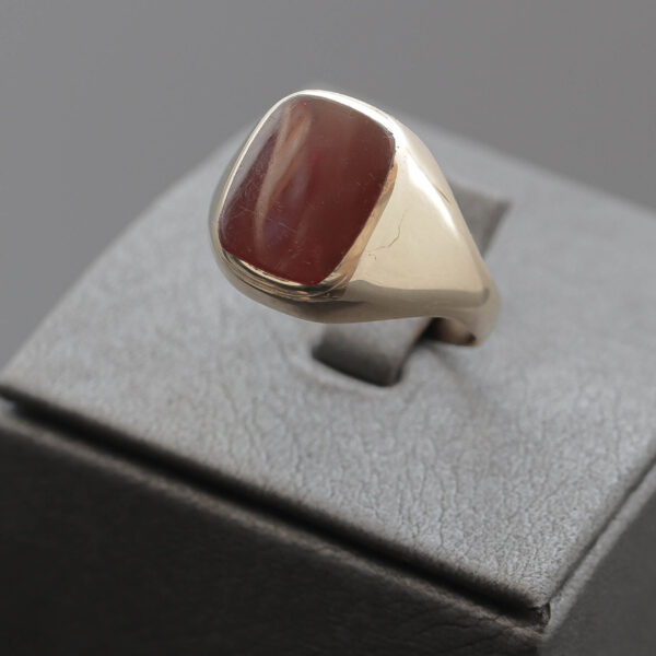 Ring med rød sten i 14 karat guld