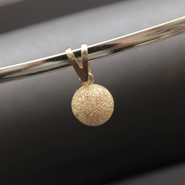 Kugle vedhæng i 18 karat guld