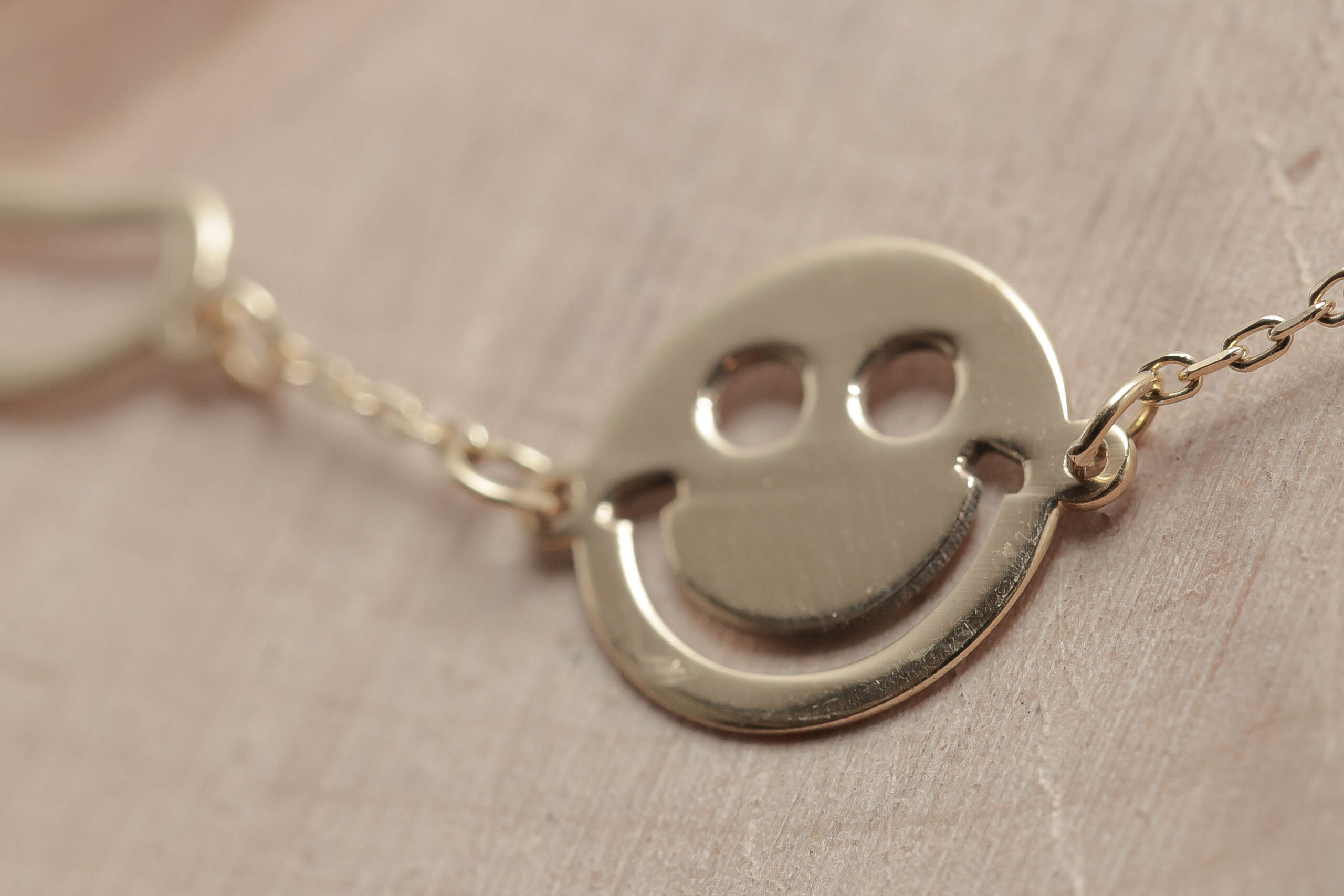 Smiley armlænke i 18 karat guld