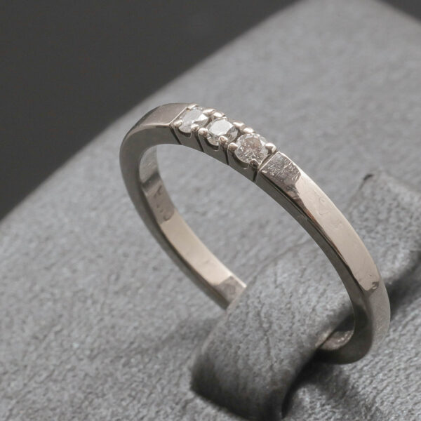 Alliancering med ca. 0,03ct diamanter i 14 karat hvidguld