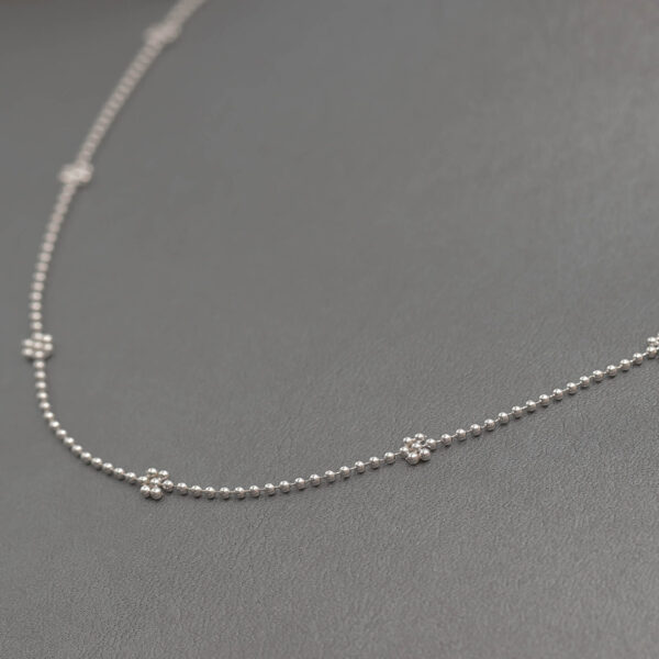 Blomster kugle halskæde i 14 karat hvidguld