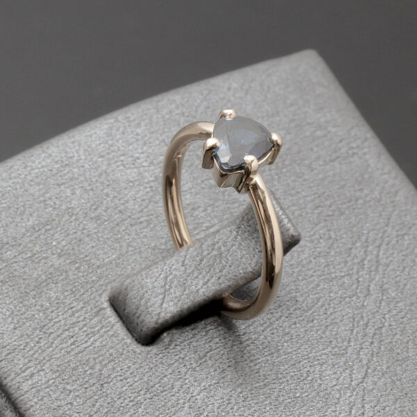 Dame ring med blå sten i 14 karat guld