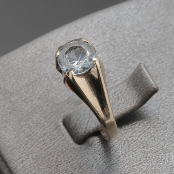 Dame ring med blå sten i 14 karat guld