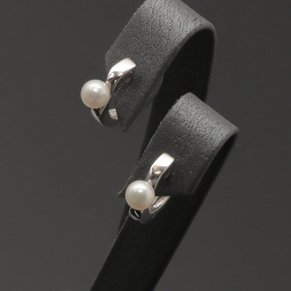 Elegant ørehængere med perle i 14 karat hvidguld