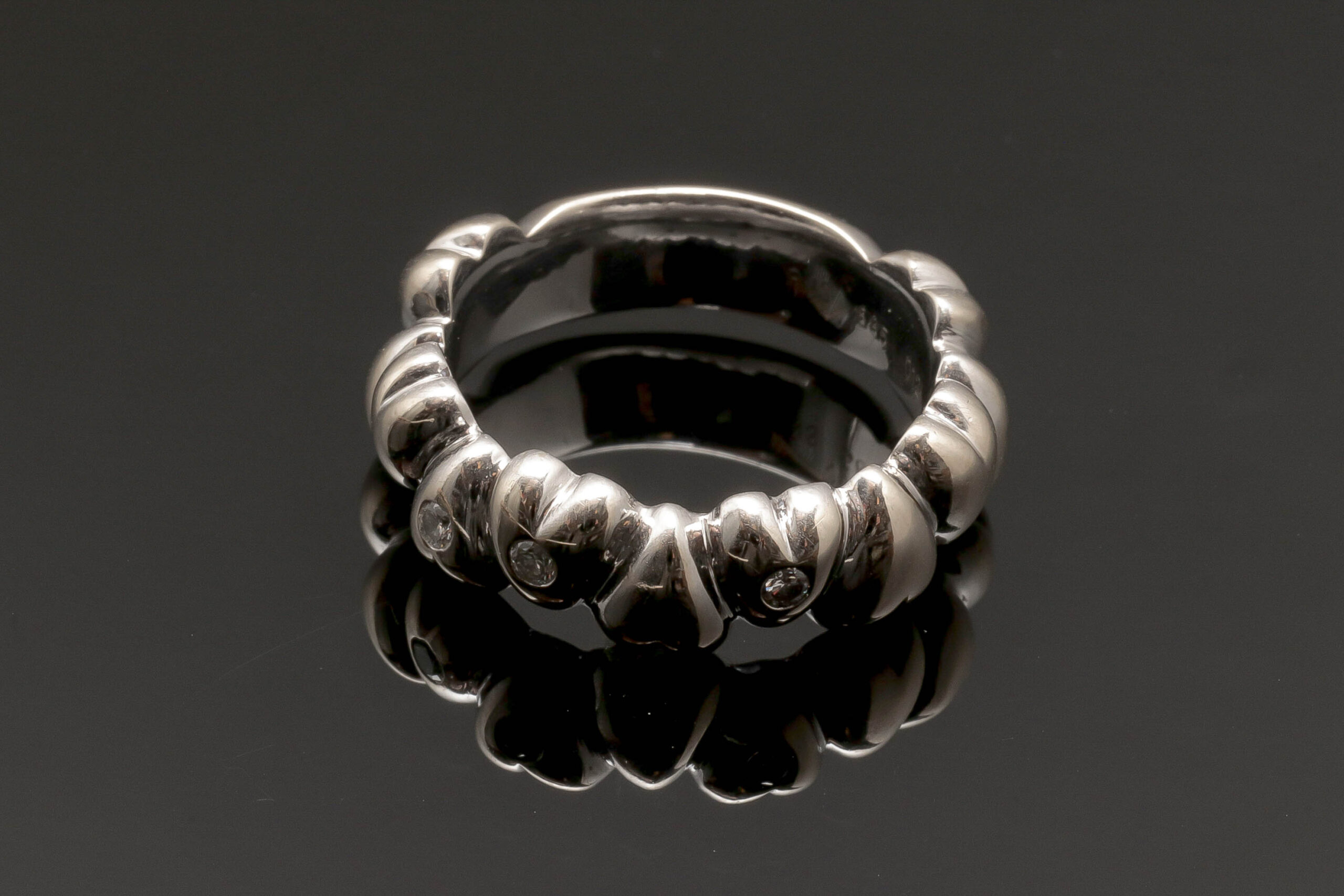 Hjerte ring med 0,12ct diamanter i 14 karat hvidguld