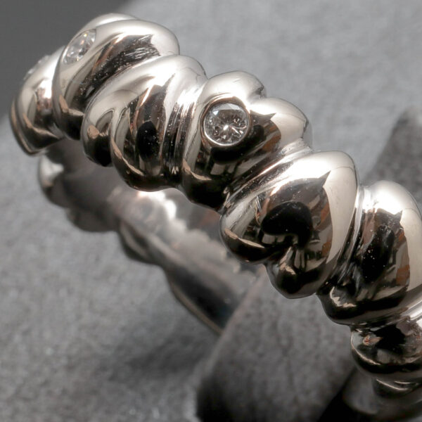 Hjerte ring med 0,12ct diamanter i 14 karat hvidguld