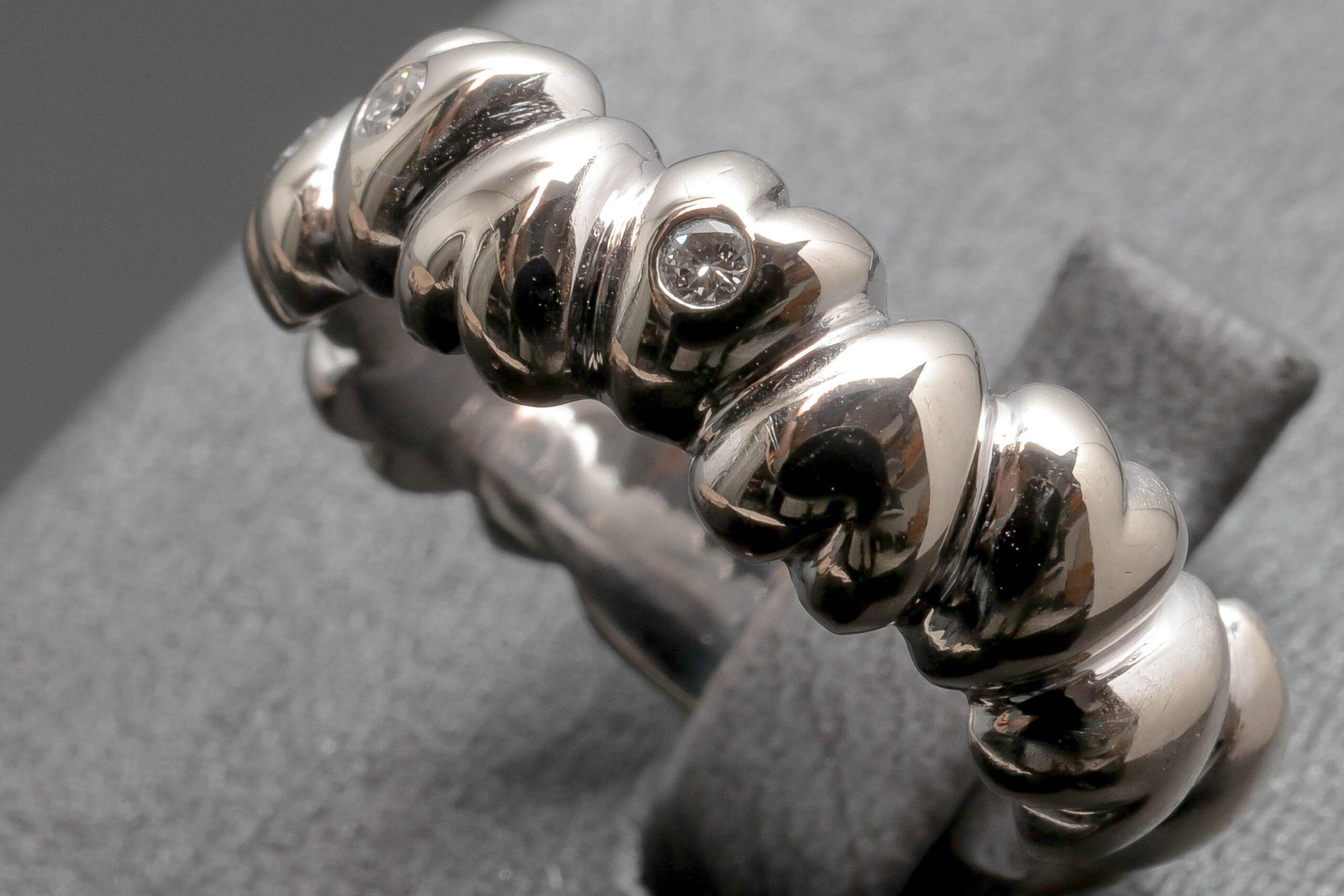 Hjerte ring med 0,12ct diamanter i 14 karat hvidguld