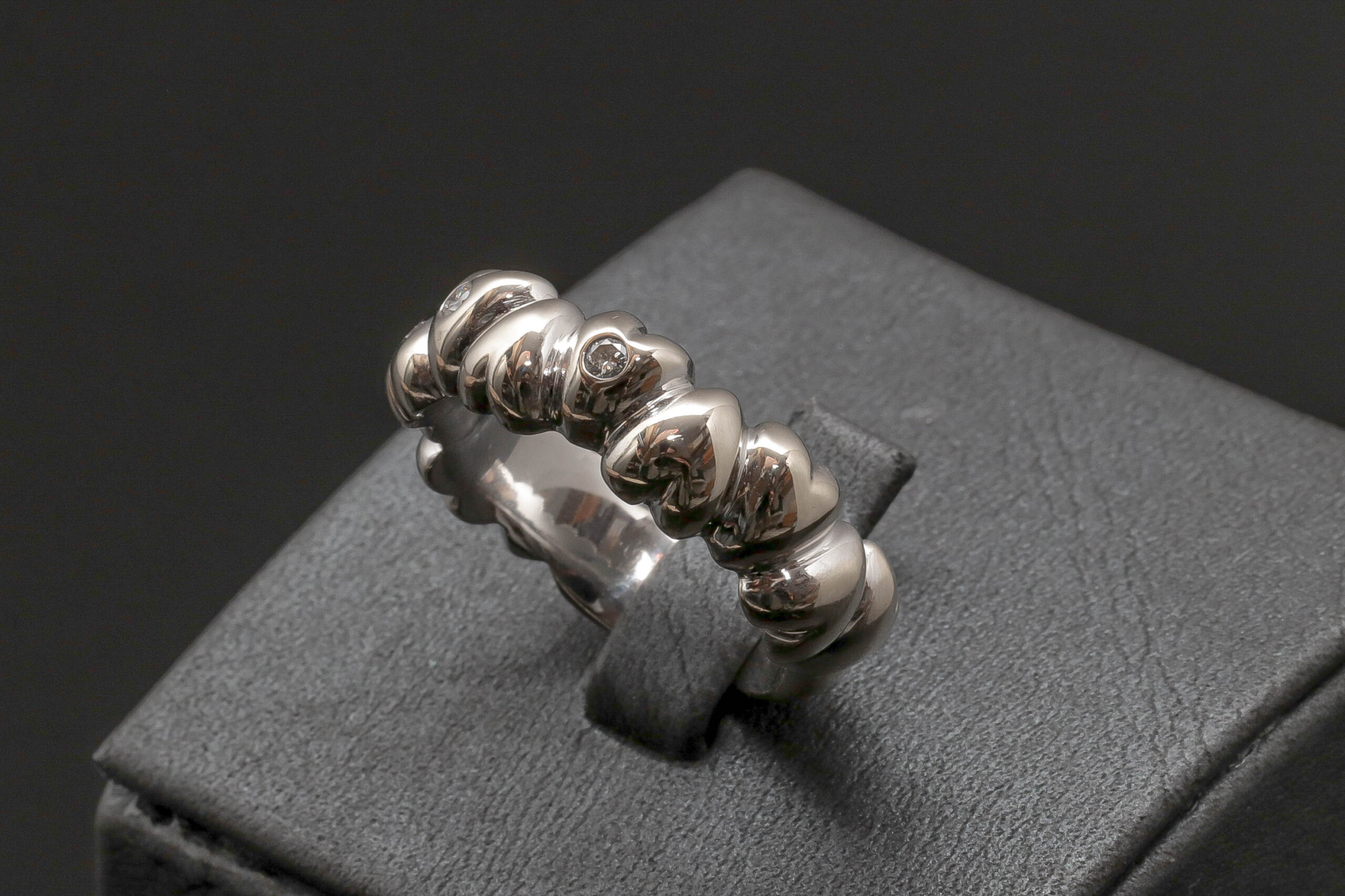 Hjerte ring med 0,12ct diamanter i 14 karat hvidguld