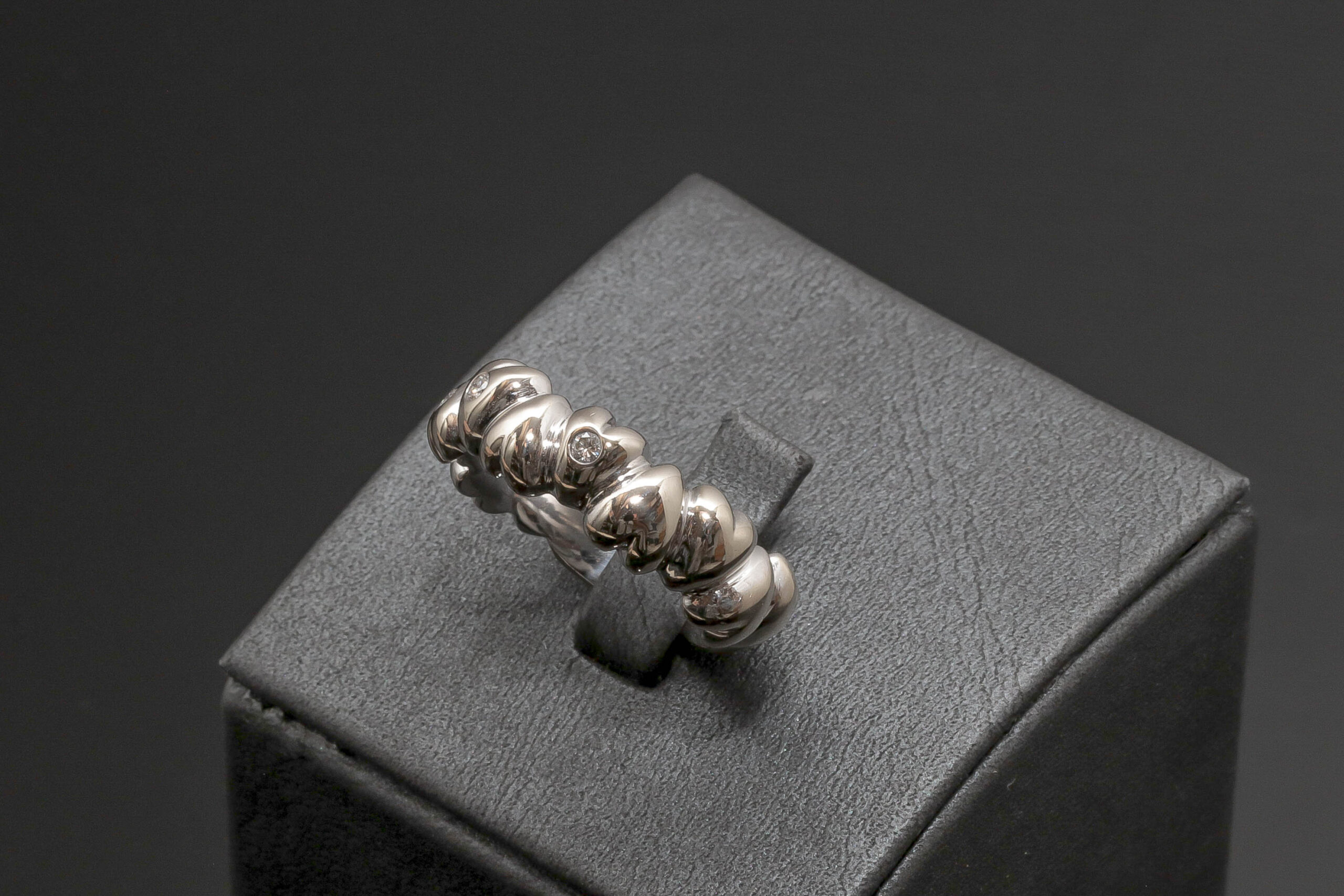 Hjerte ring med 0,12ct diamanter i 14 karat hvidguld