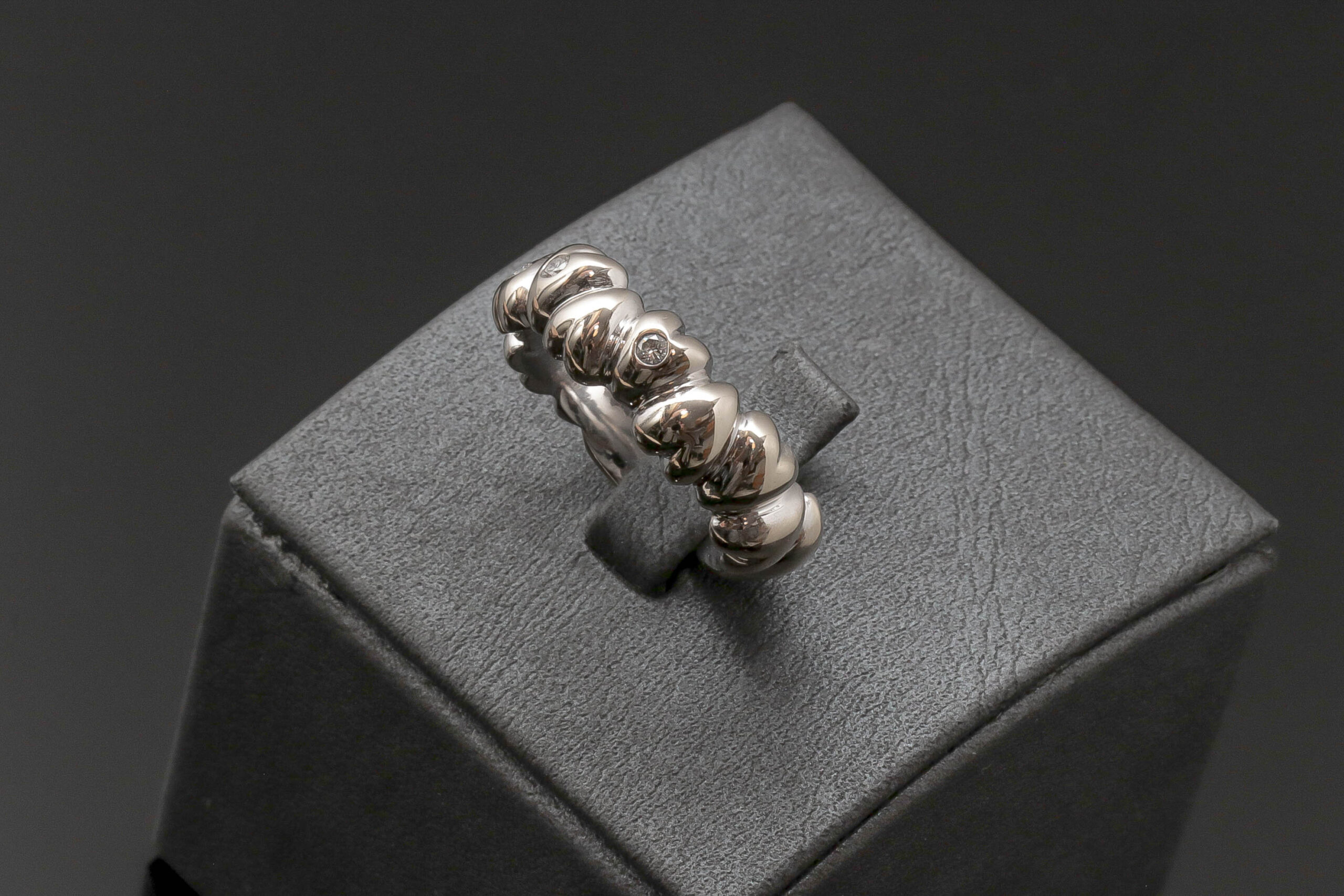Hjerte ring med 0,12ct diamanter i 14 karat hvidguld
