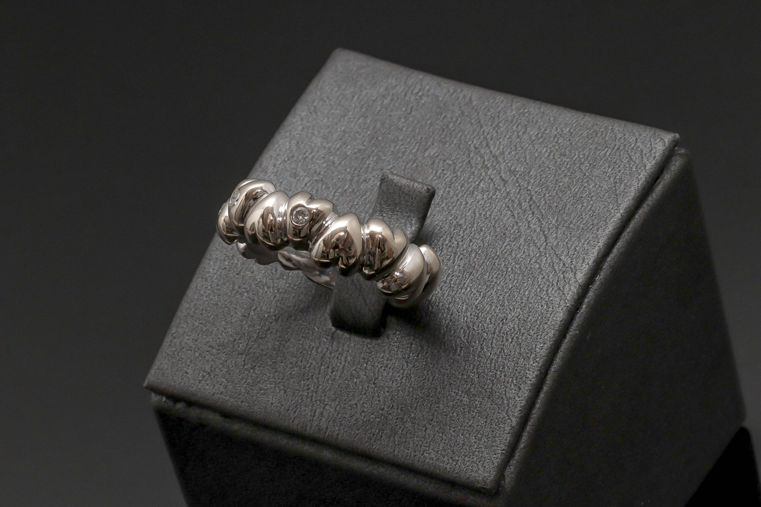 Hjerte ring med 0,12ct diamanter i 14 karat hvidguld