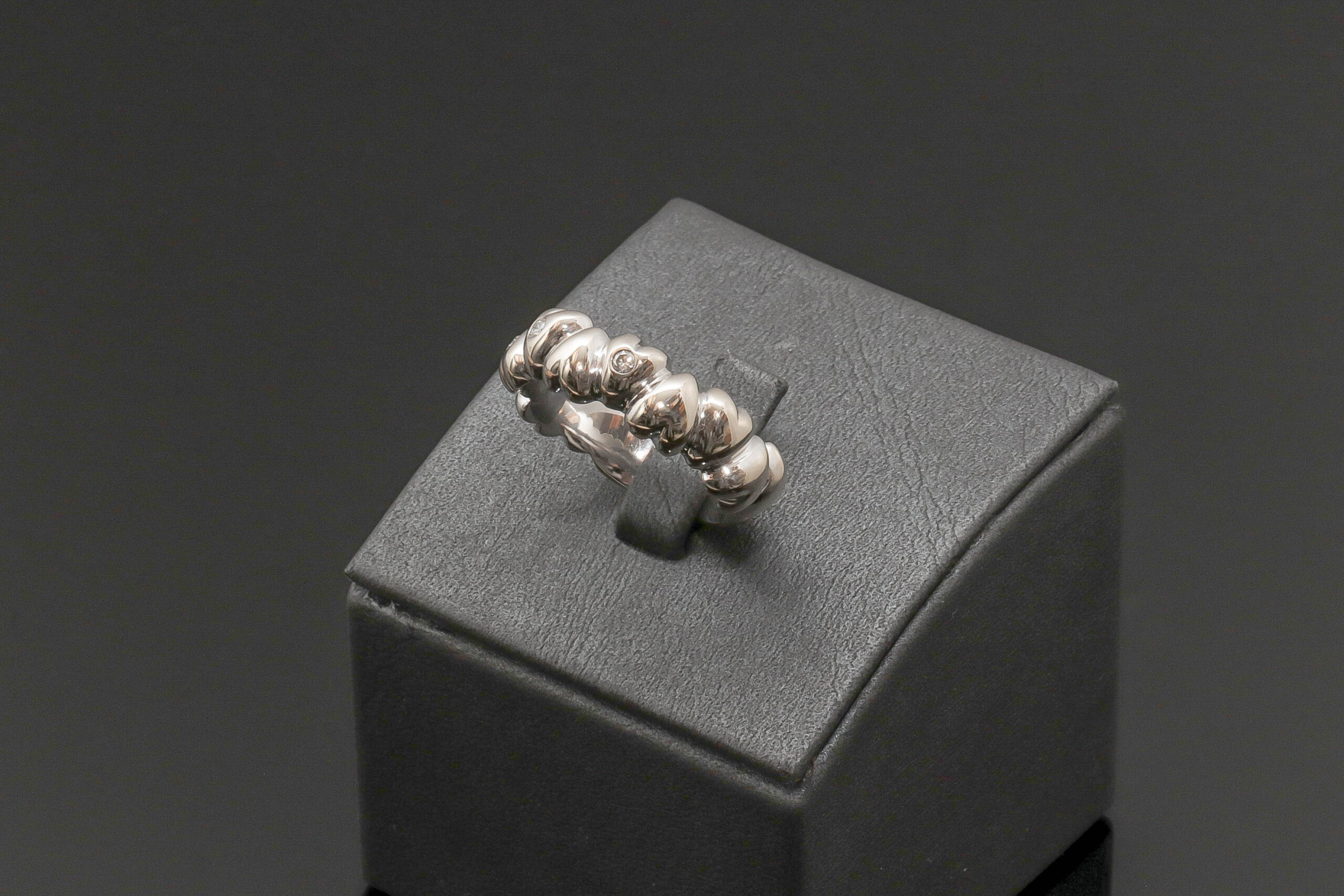 Hjerte ring med 0,12ct diamanter i 14 karat hvidguld