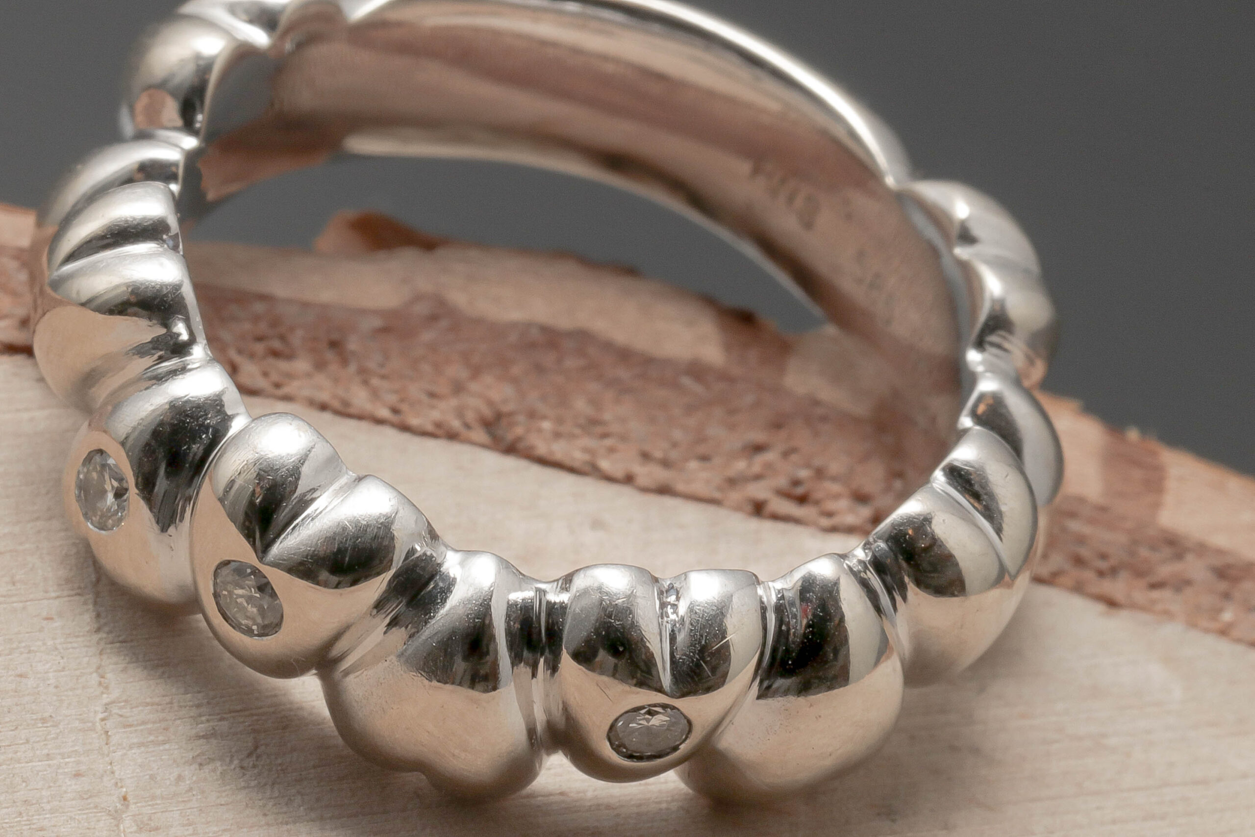 Hjerte ring med 0,12ct diamanter i 14 karat hvidguld