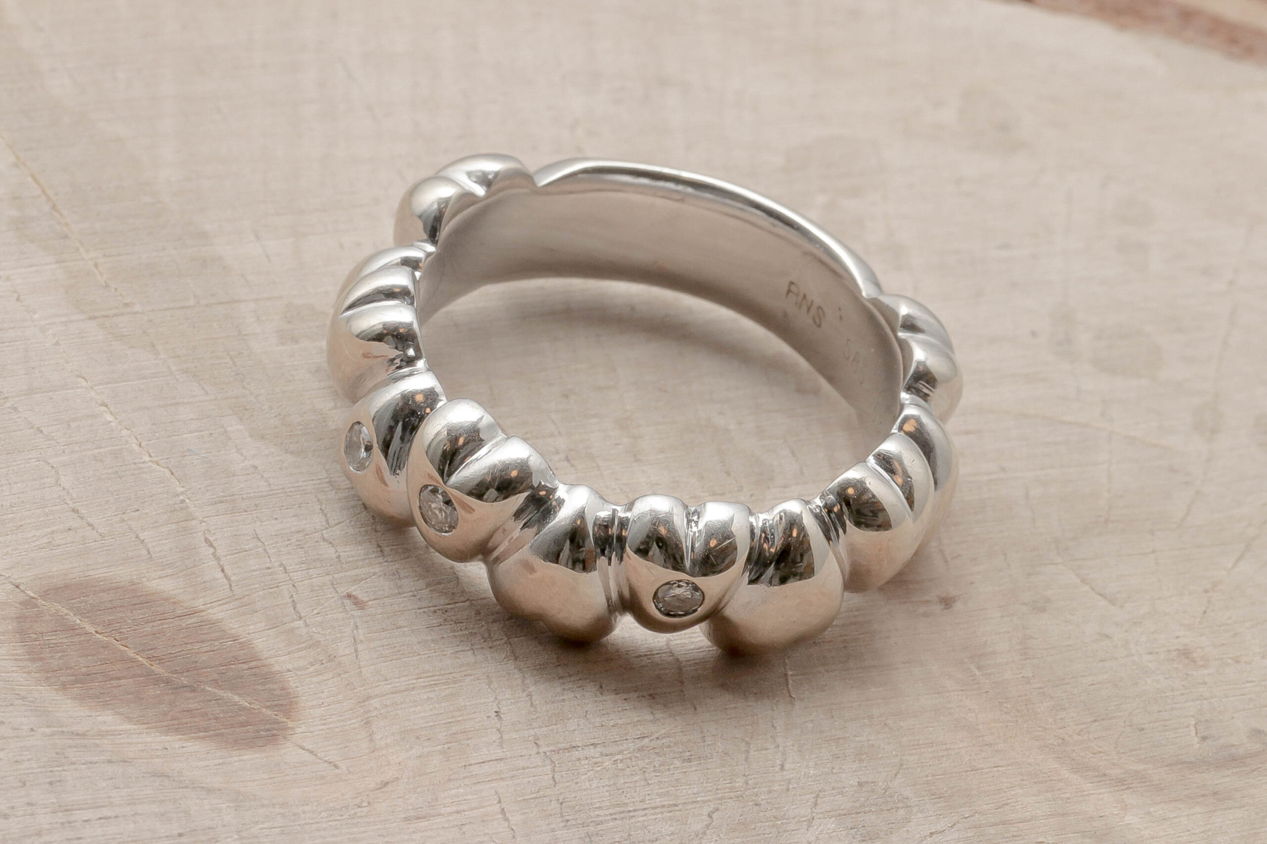 Hjerte ring med 0,12ct diamanter i 14 karat hvidguld