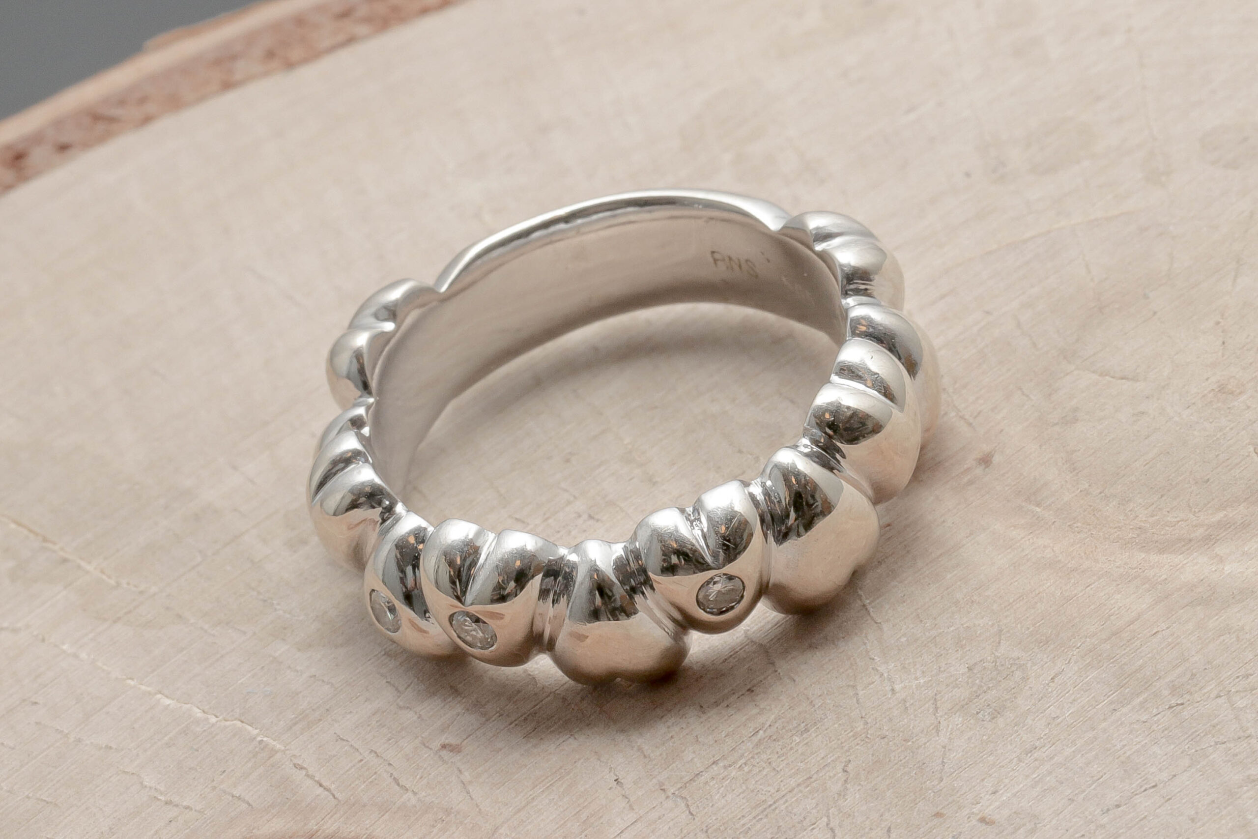 Hjerte ring med 0,12ct diamanter i 14 karat hvidguld