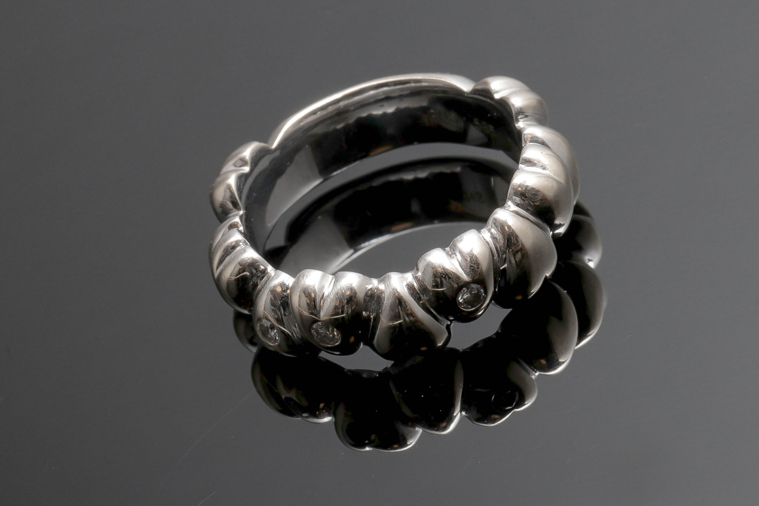 Hjerte ring med 0,12ct diamanter i 14 karat hvidguld