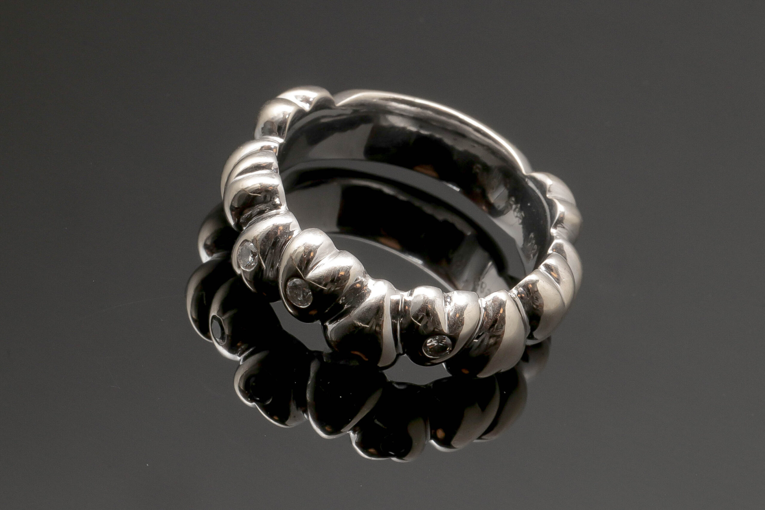 Hjerte ring med 0,12ct diamanter i 14 karat hvidguld