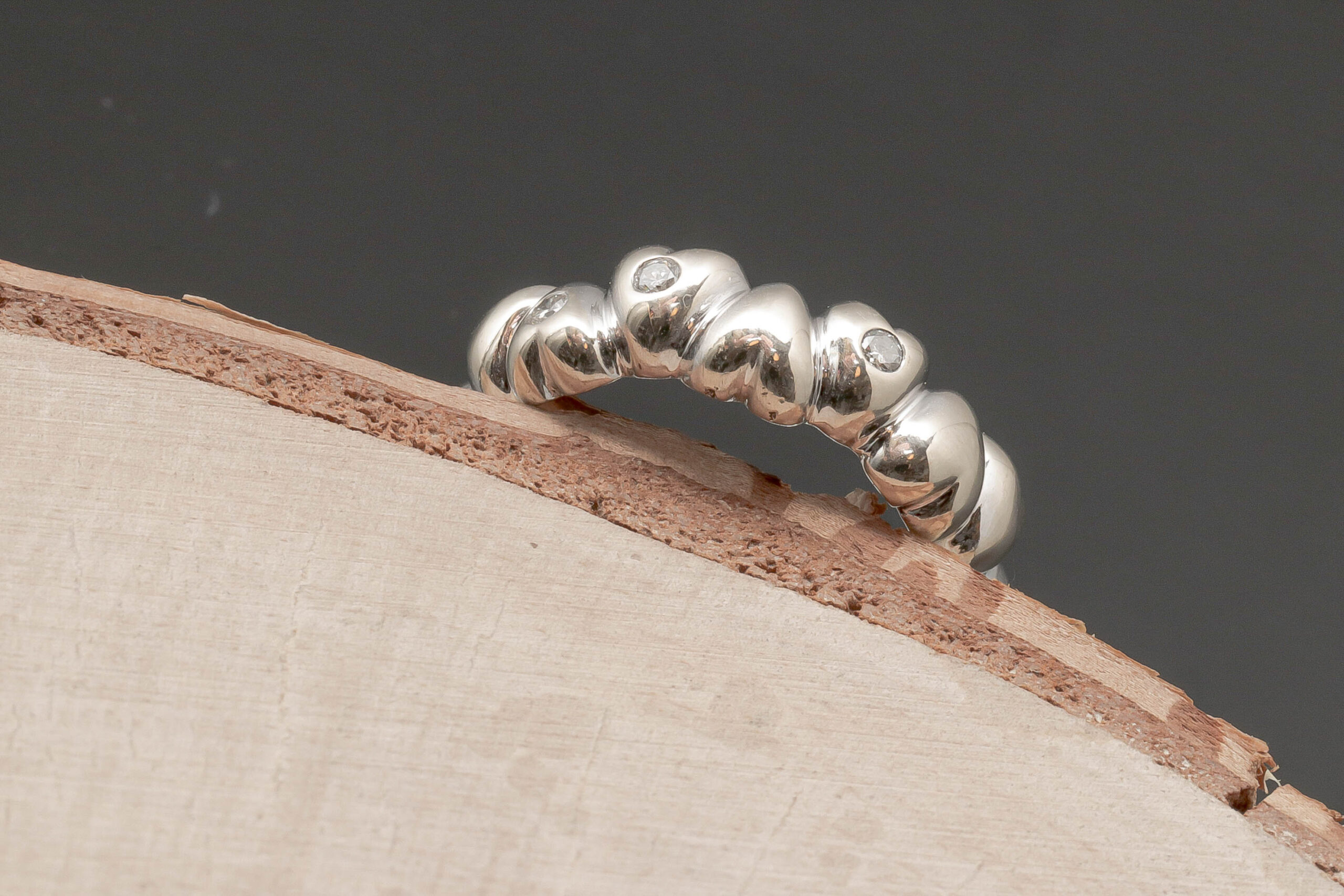 Hjerte ring med 0,12ct diamanter i 14 karat hvidguld