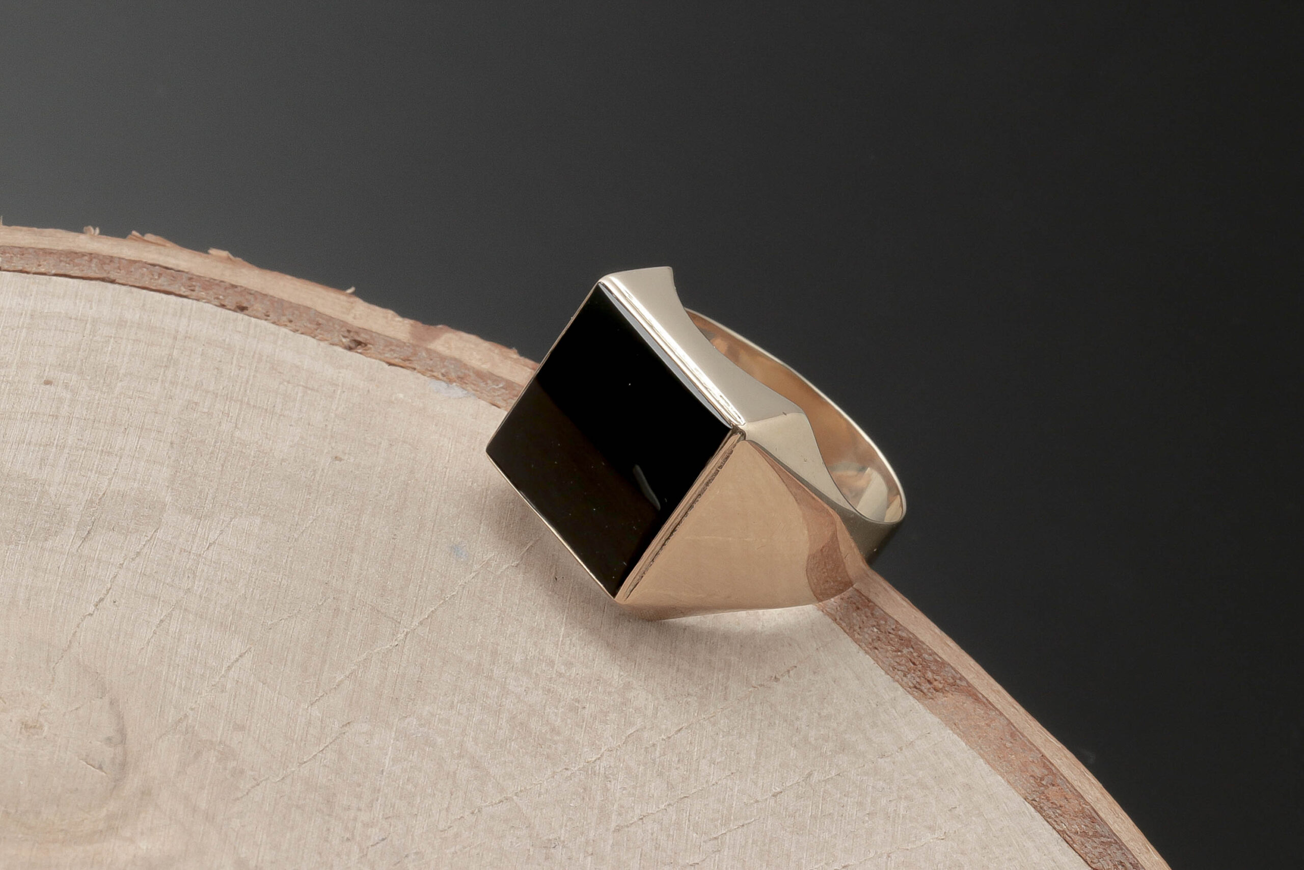 Ring med Onyx sten i 14 karat guld